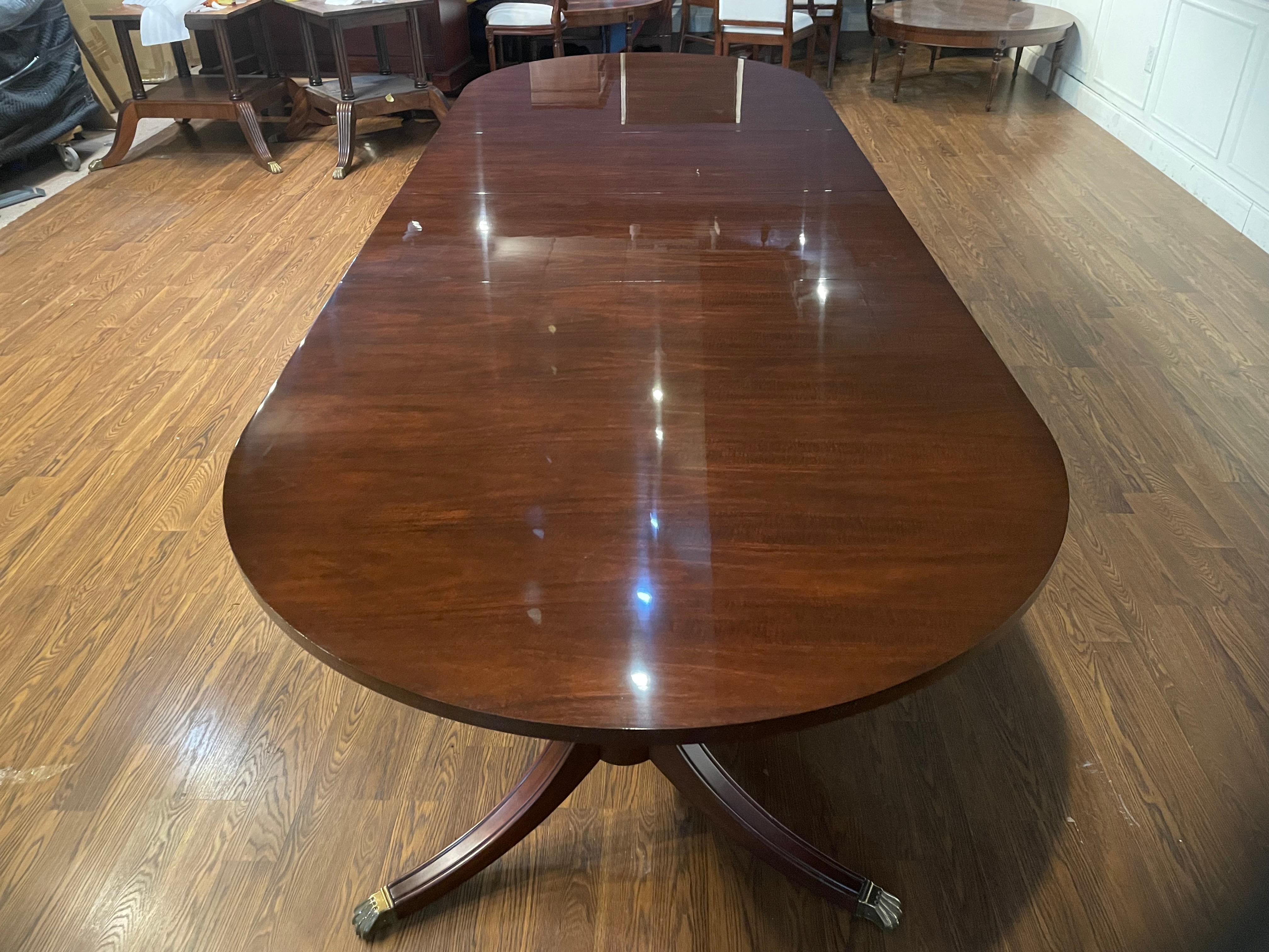 Table de salle à manger ovale à double piédestal en acajou de Leighton Hall, fabriquée sur commande en vente 2