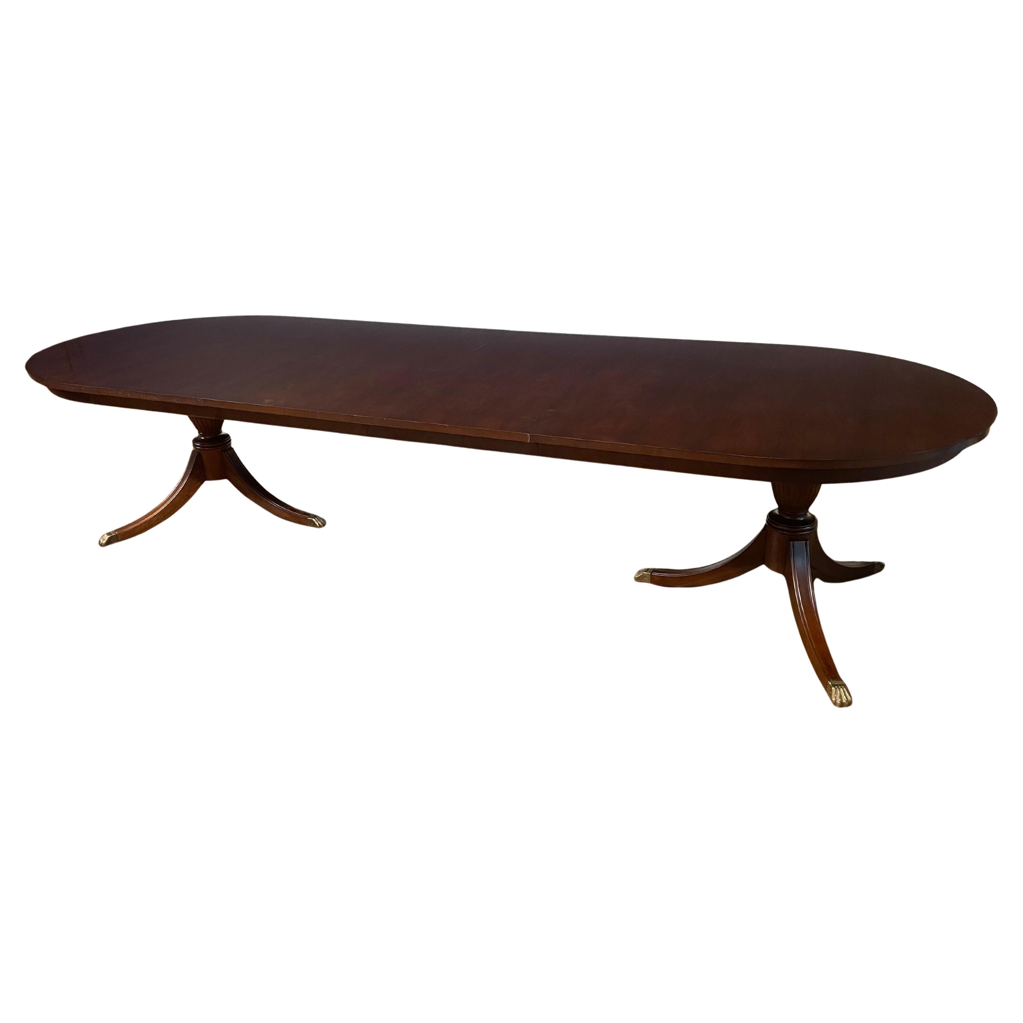 Table de salle à manger ovale à double piédestal en acajou de Leighton Hall, fabriquée sur commande