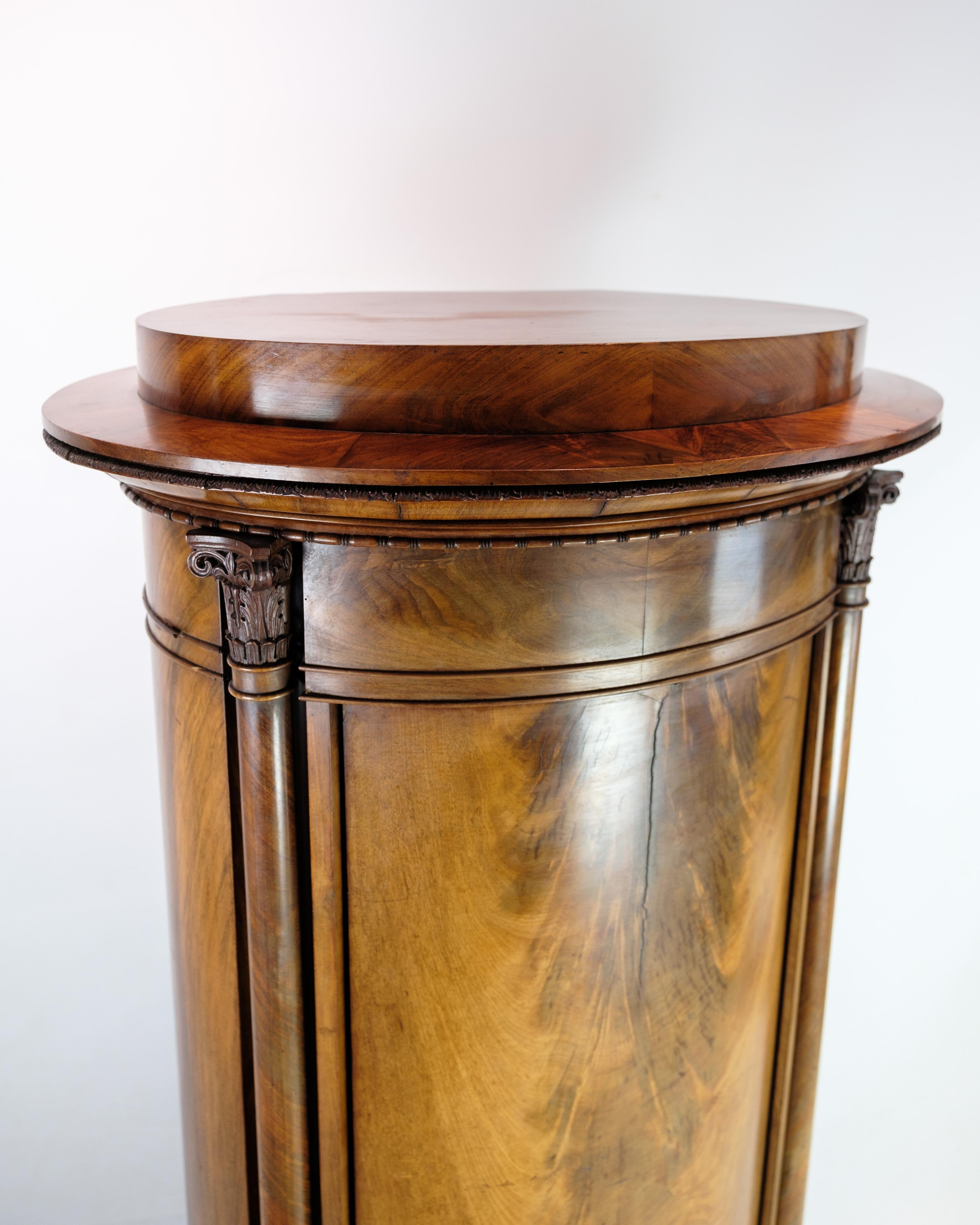 Oval Mahogany Pedestal Cabinet With Carvings From The 1820's  In Good Condition For Sale In Lejre, DK