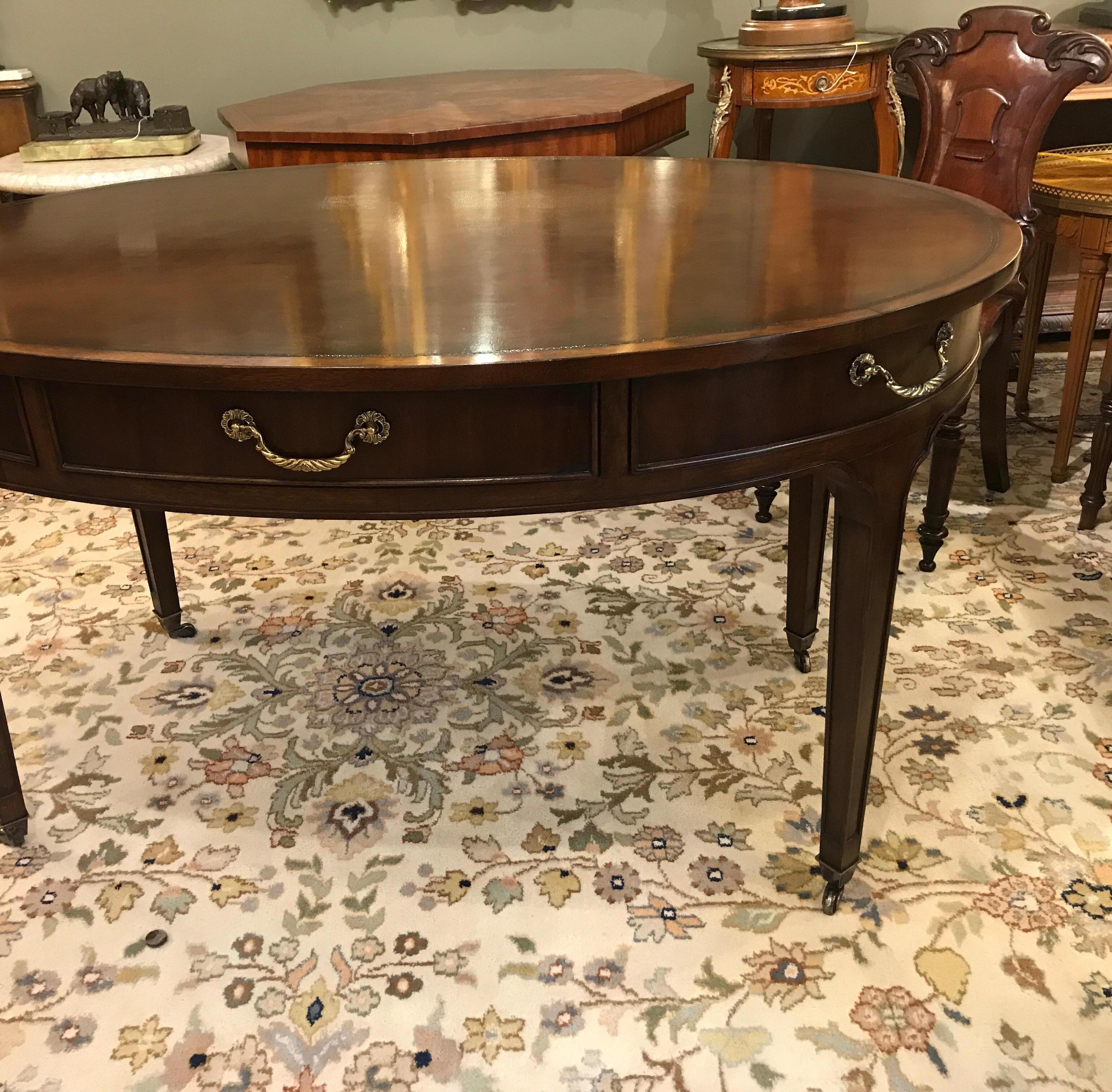 Oval Mahogany Writing Table Desk In Excellent Condition In Lambertville, NJ