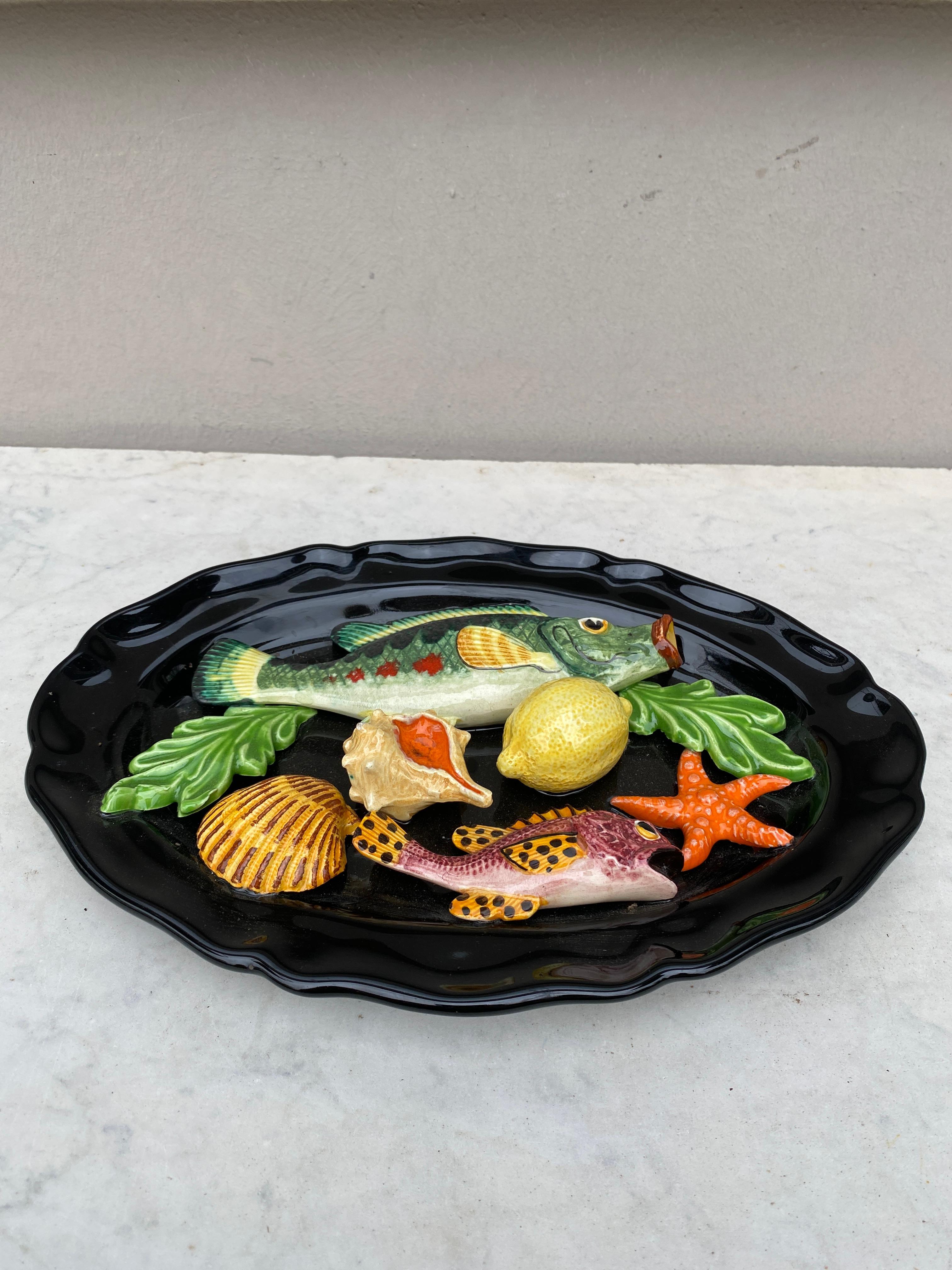 Piatto ovale in maiolica Palissy Vallauris, circa 1950
Pesci, limoni, stelle marine, conchiglie e alghe.
Dalla Provenza.
Lunghezza / 11,5 pollici su 7,8 pollici, altezza / 2,5 pollici.
 