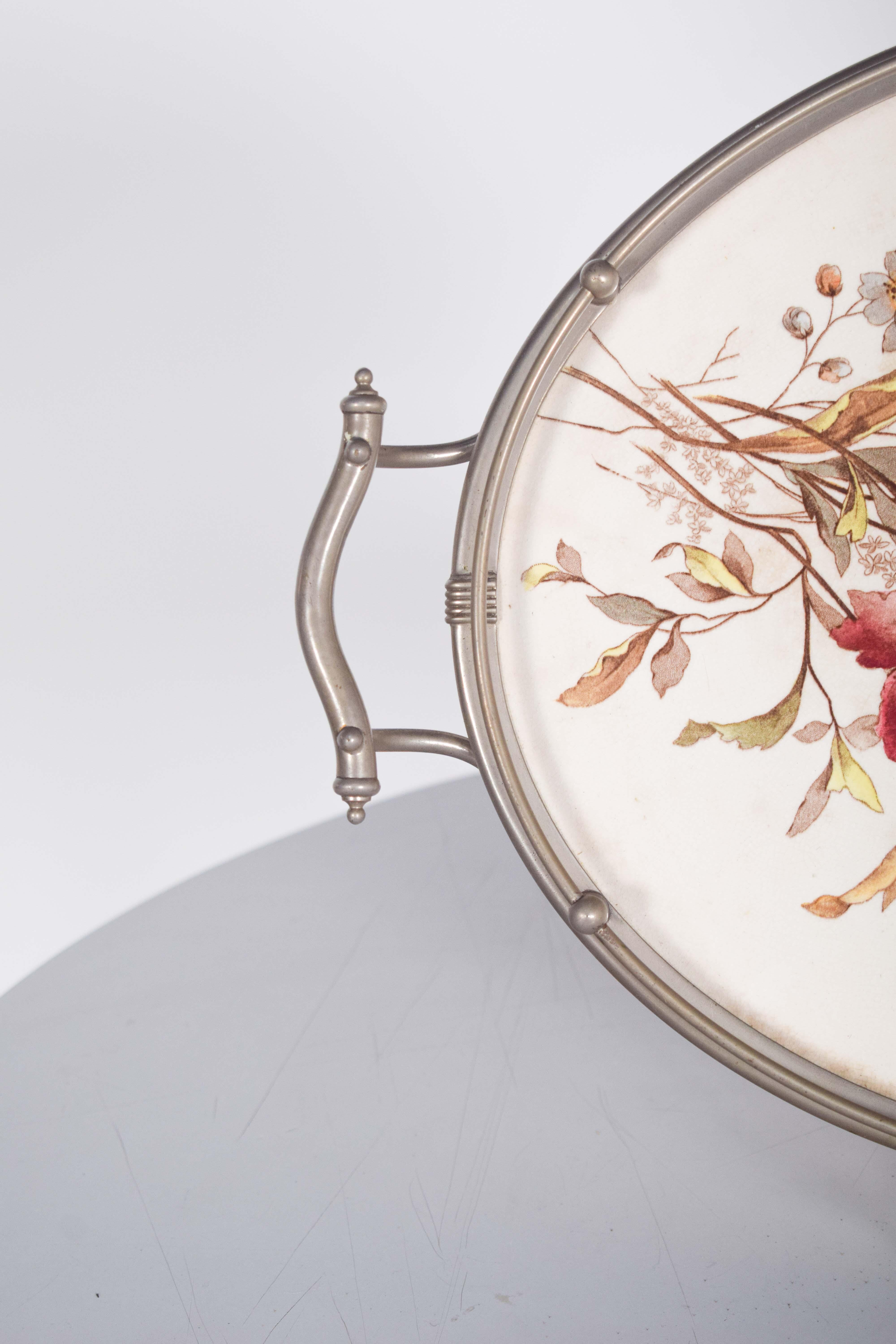 Ovales Majolikatablett aus glasierter Keramik. Polychrome Dekoration mit Blumen in sanften und detaillierten Tönen. Majolika ist bekannt für ihre helle und glänzende Emaille, aber in diesem Stück wird die Technik auf eine subtilere Art und Weise