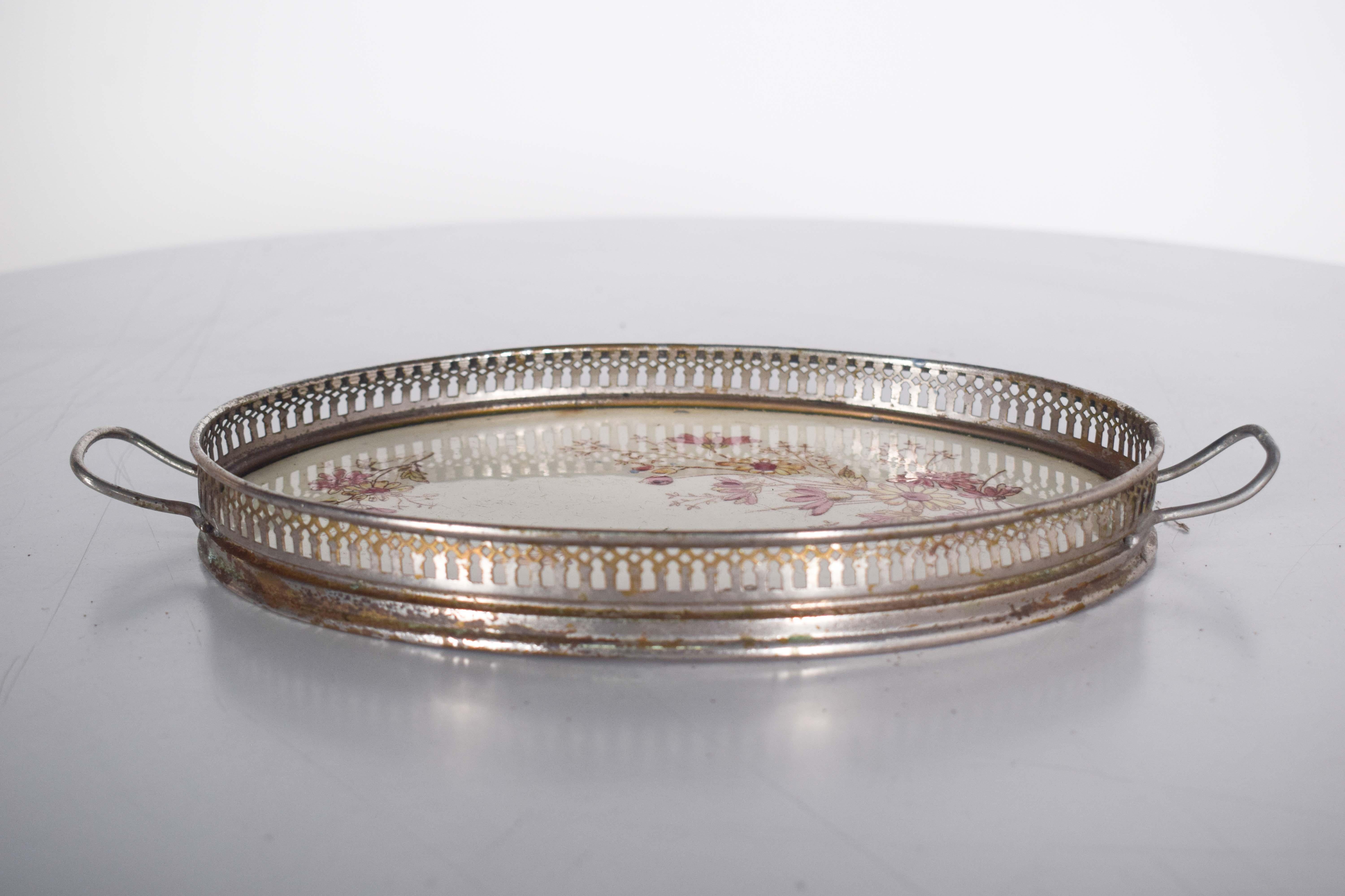 Majolique ovale avec grille, en céramique émaillée. Décor polychrome avec motifs floraux et papillons. Design charmant et délicat, associant des éléments en céramique décorés à une structure métallique raffinée. D'aspect vintage, la pièce se