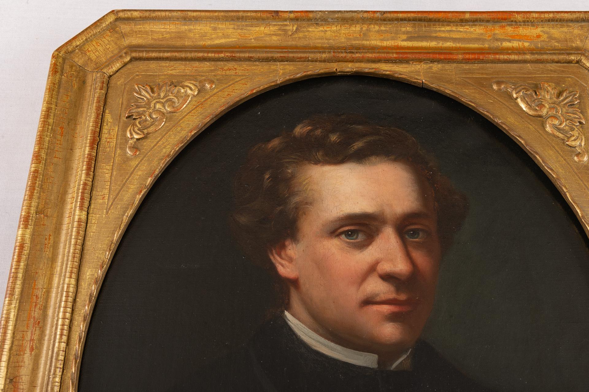Oval Male Antique Portrait in Antique Frame For Sale 1