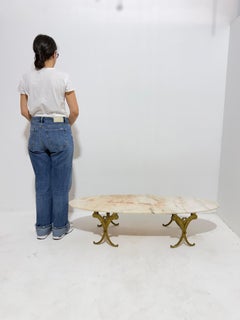 Table basse ovale en marbre et laiton, fabriquée en Italie, années 1940
