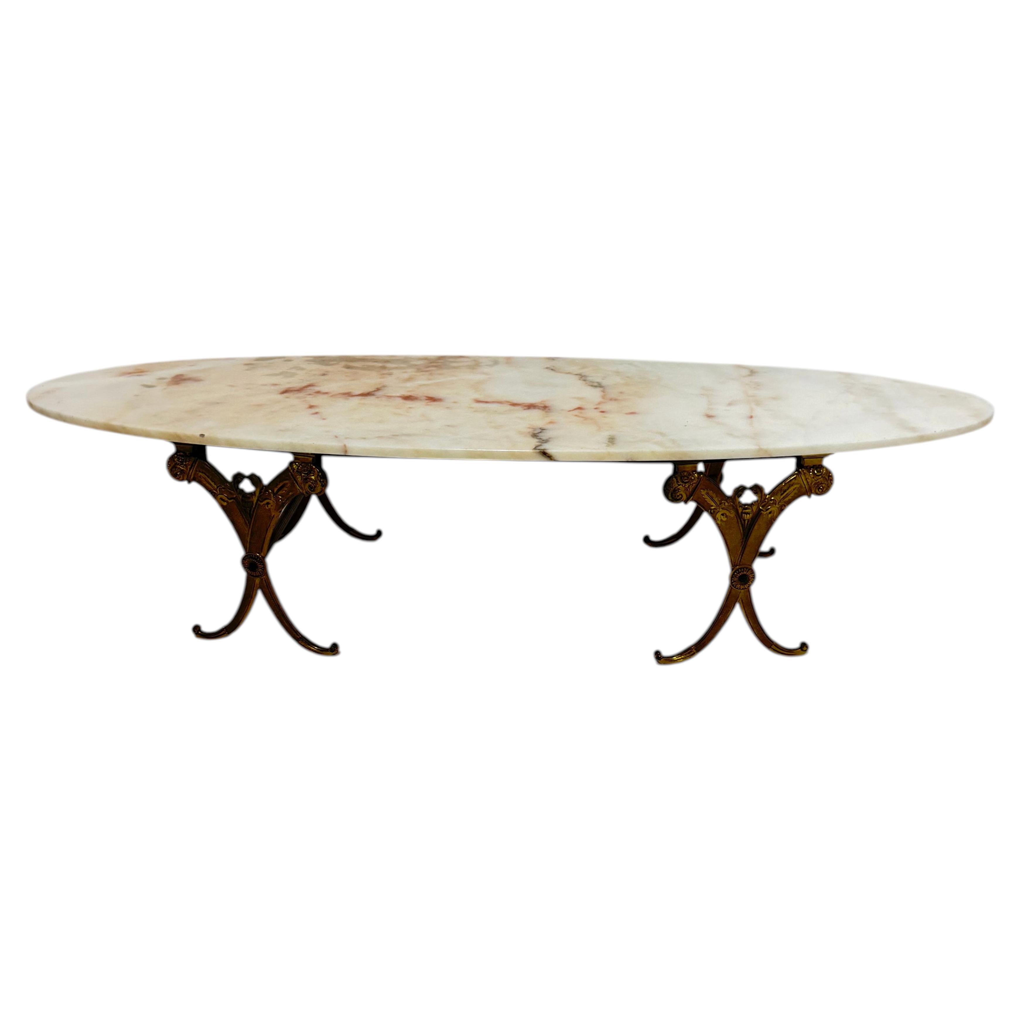 Table basse ovale en marbre et laiton, fabriquée en Italie, années 1940