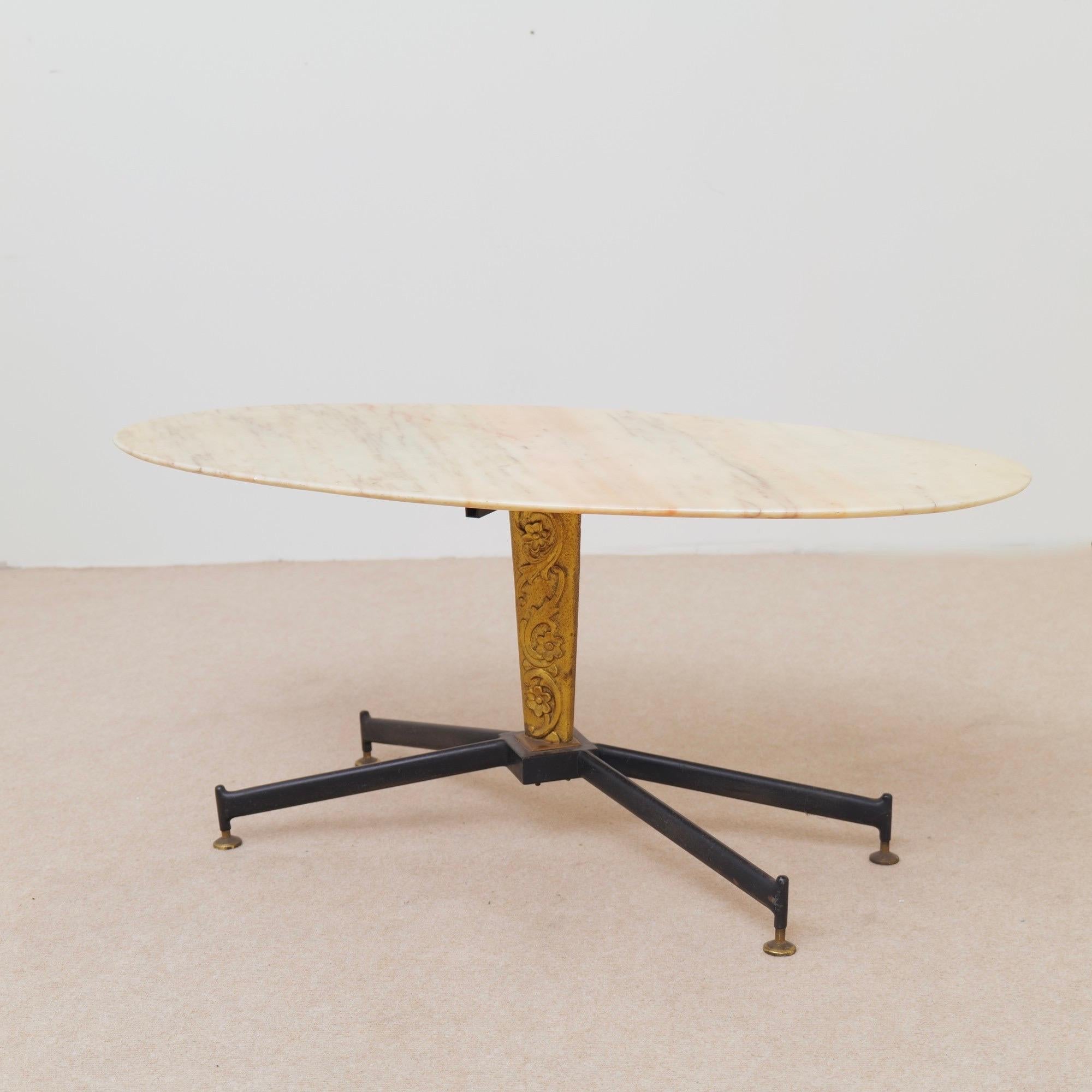 Mid-Century Modern oval marble coffee table by Carlo De Carli für La Permanente Mobili Cantù For Sale