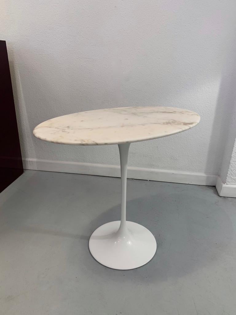 Oval Marble Guéridon by Eero Saarinen Produced by Knoll International, ca. 1970s In Good Condition In Geneva, CH