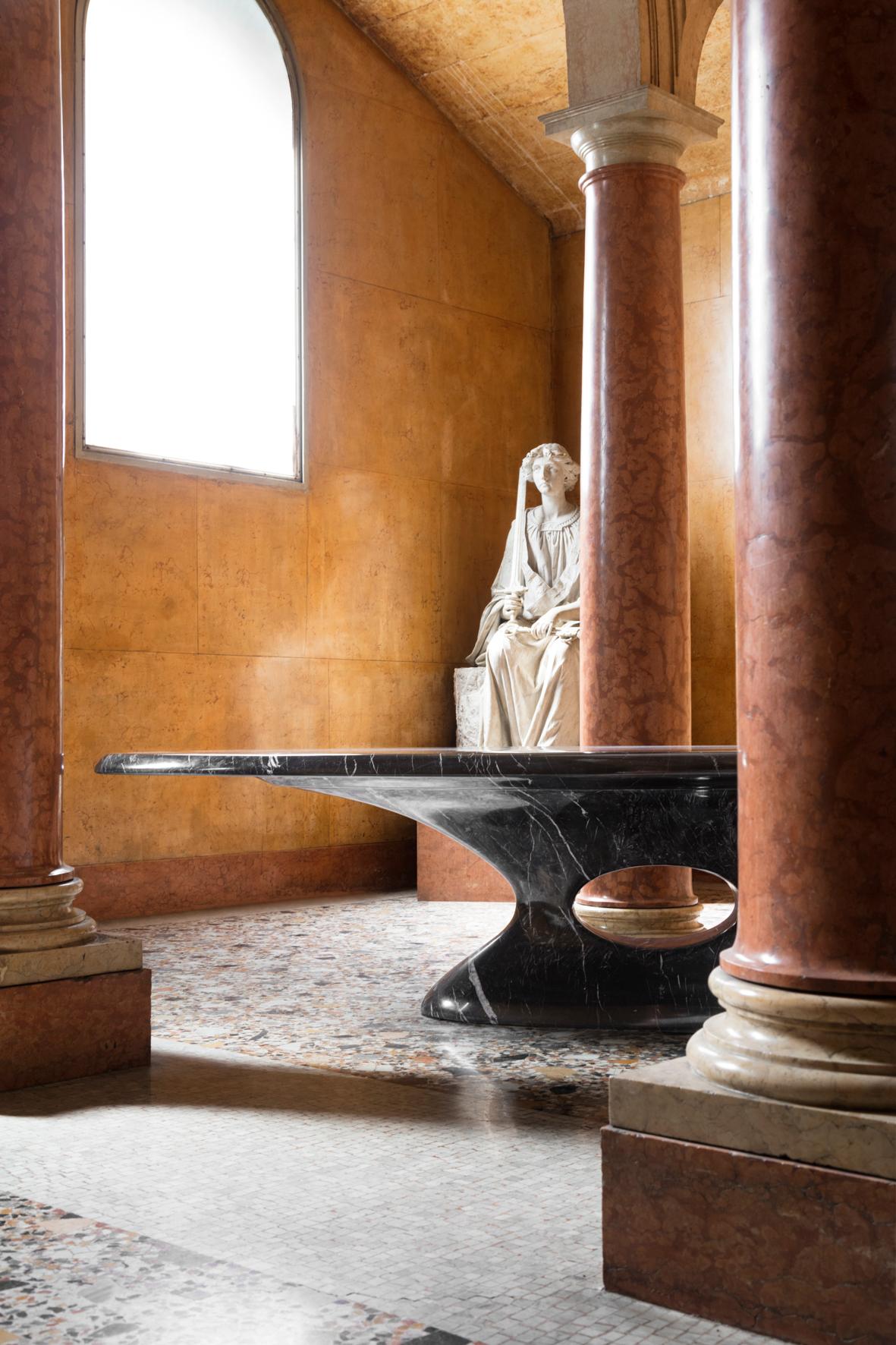 Holy – Ovaler italienischer skulpturaler Marmor-Esstisch, Nero Marquina.  (Geschnitzt) im Angebot