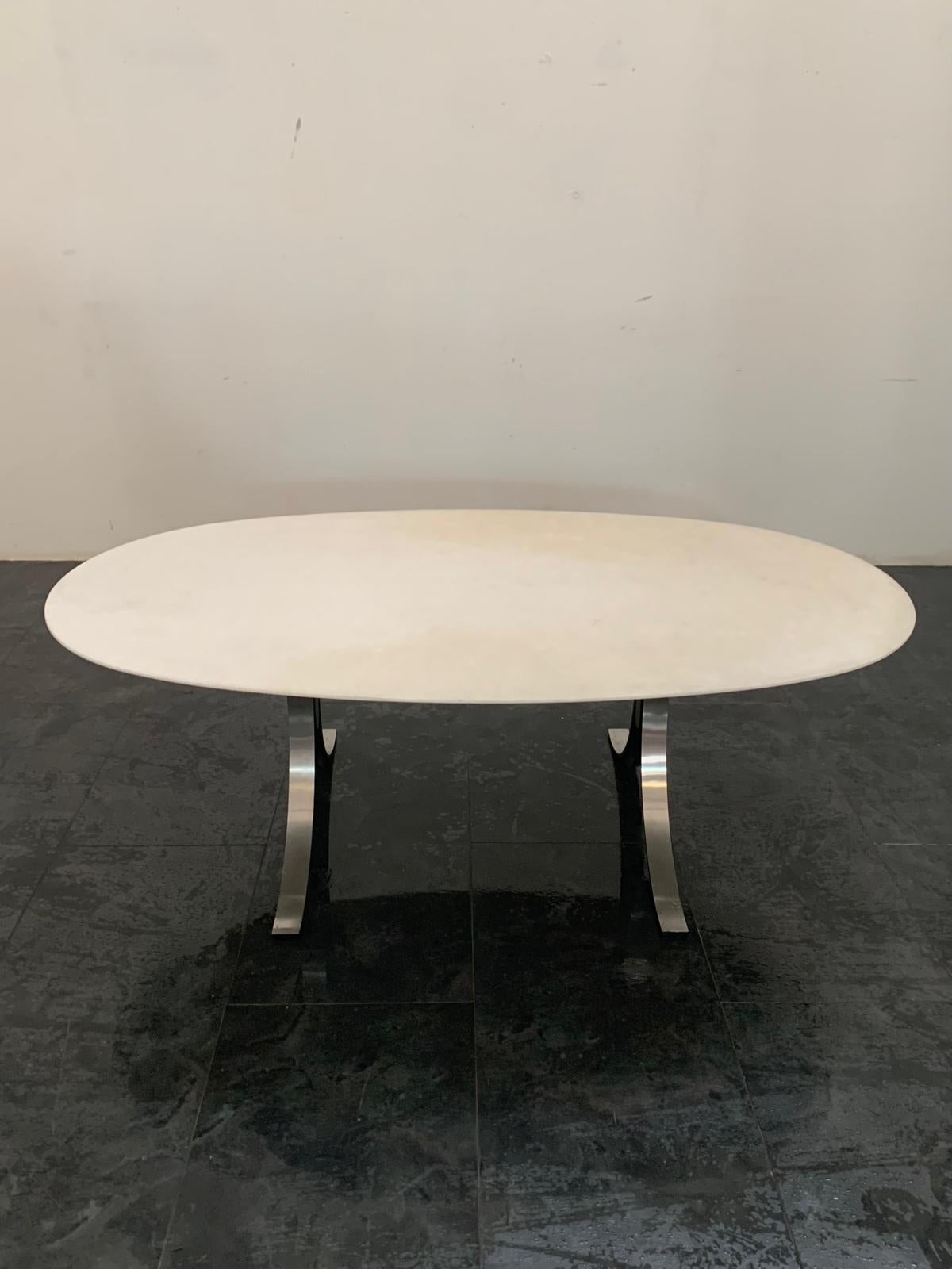 Table de salle à manger ovale en marbre blanc veiné d'ivoire et base en métal, conçue par Osvaldo Borsani et Eugenio Gerli pour Tecno.
Label Tecno sous le plateau.
Usure légère correspondant à l'âge et à l'utilisation. Dans l'ensemble en bon état,