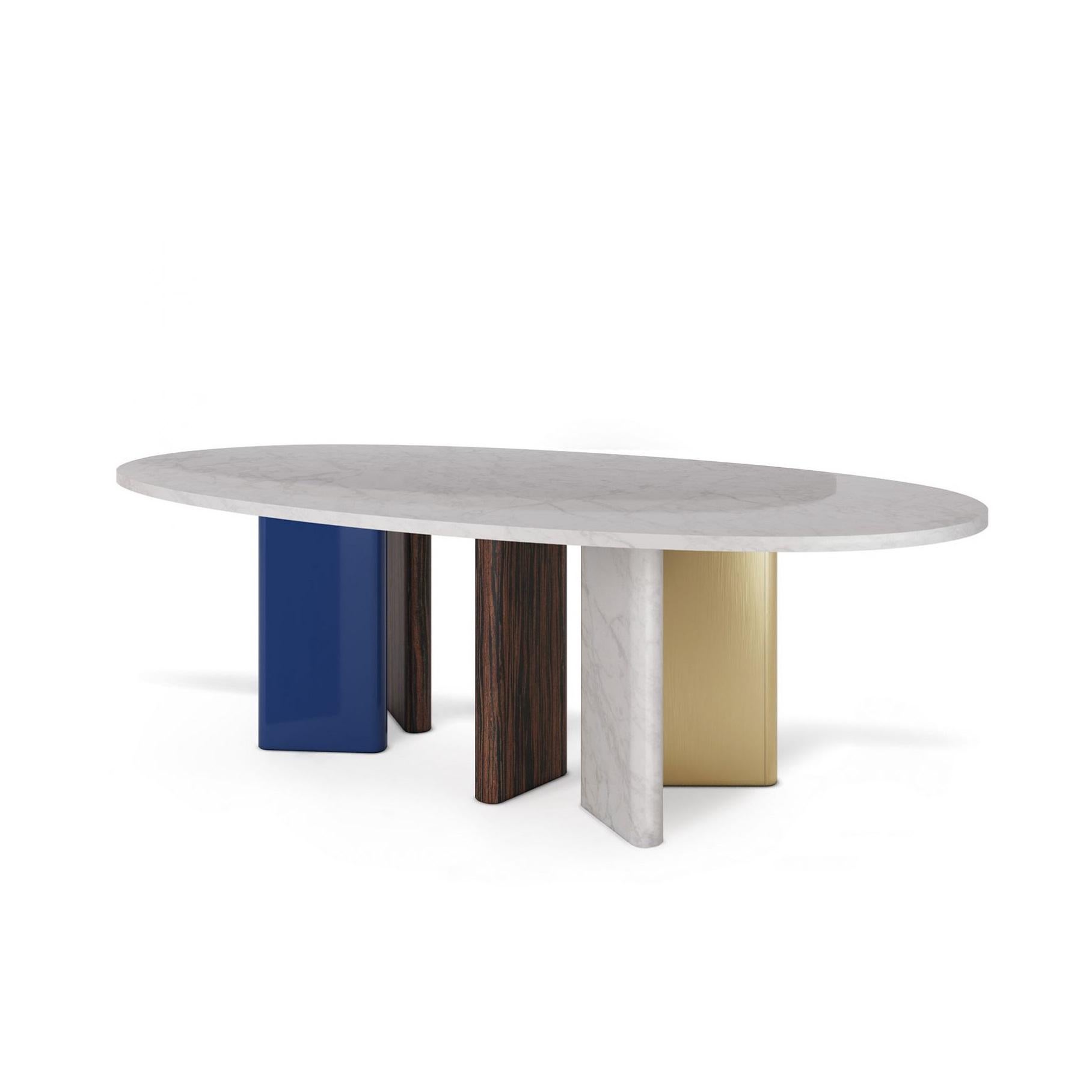 Cette table de salle à manger présente un plateau ovale fonctionnel, conçu pour être la pièce maîtresse de tout espace. Avec des proportions audacieuses et un design dynamique qui se déplace en fonction de la perspective du spectateur, il crée un