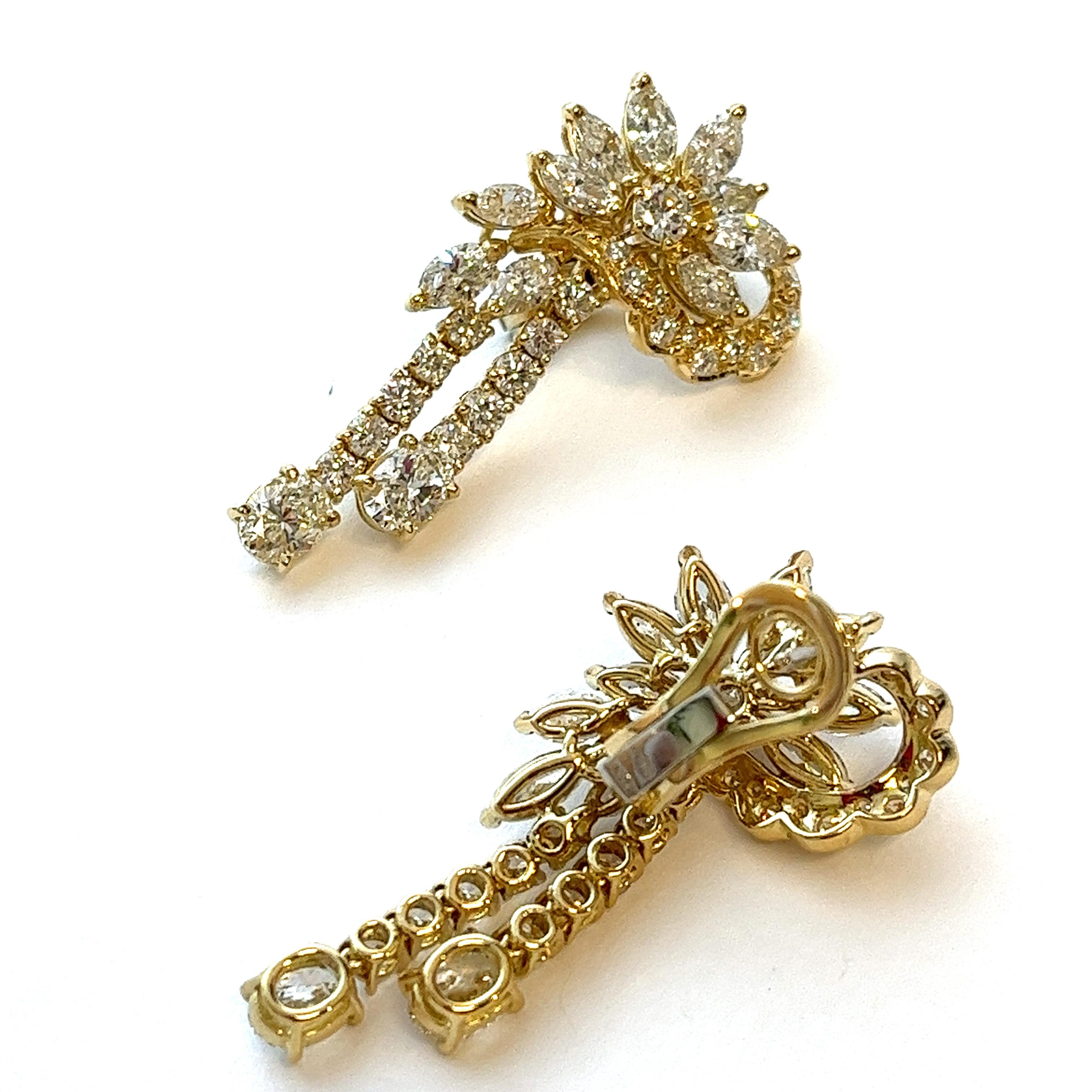 Vintage 11.75 Carats Diamond Cluster Dangle Earring, Circa 1980's, 18K For Sale 4