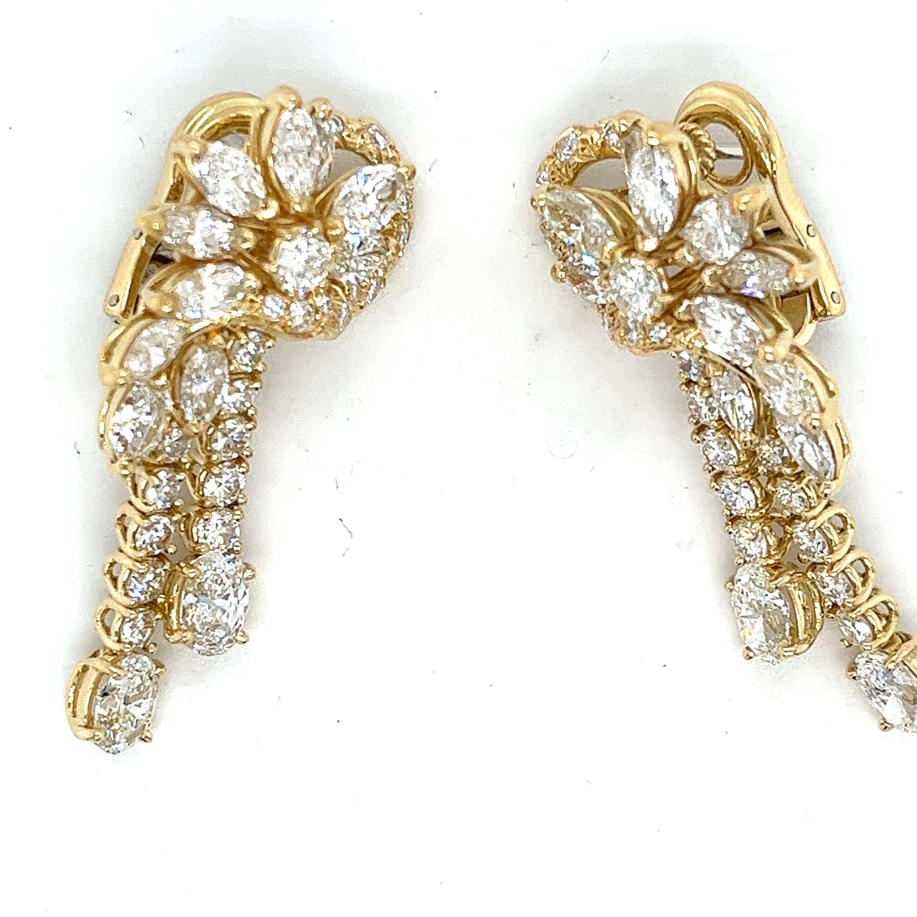 Contemporary Vintage 11.75 Carats Diamond Cluster Dangle Earring, Circa 1980's, 18K For Sale