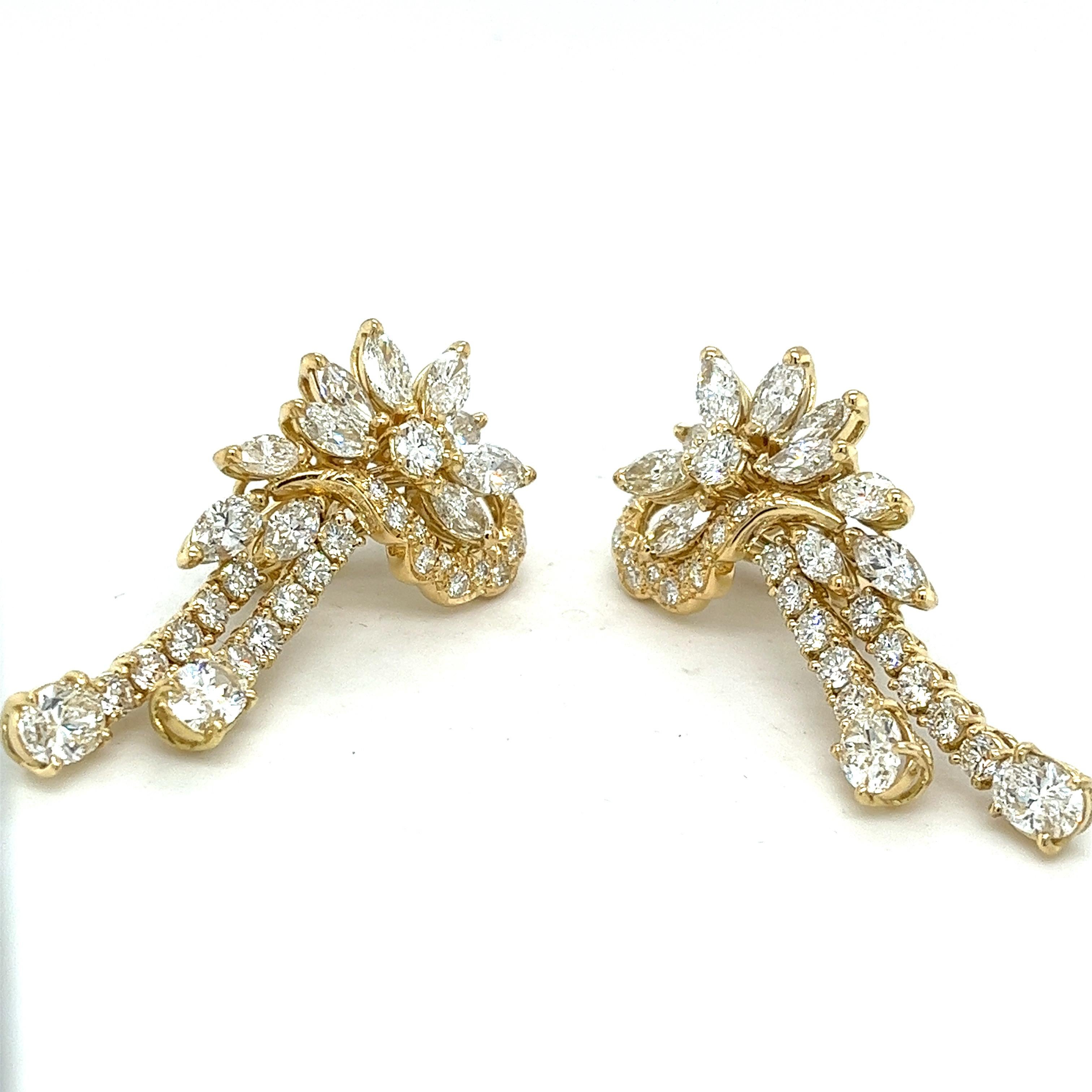 Vintage 11.75 Carats Diamond Cluster Dangle Earring, Circa 1980's, 18K In Excellent Condition For Sale In Miami, FL