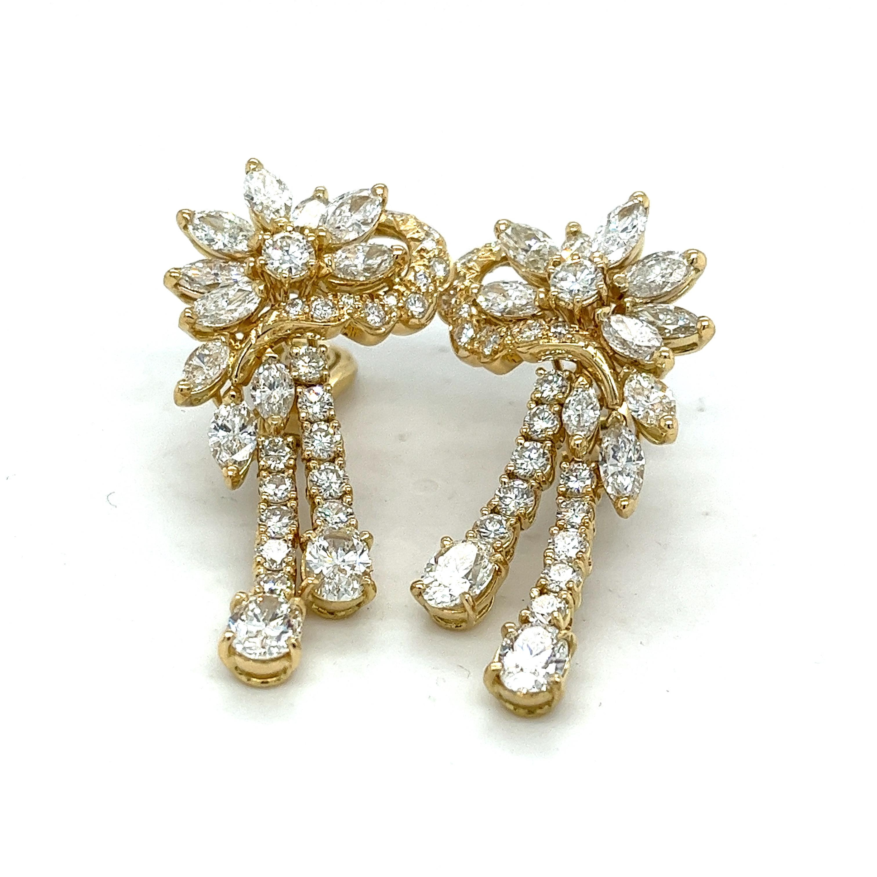 Women's Vintage 11.75 Carats Diamond Cluster Dangle Earring, Circa 1980's, 18K For Sale