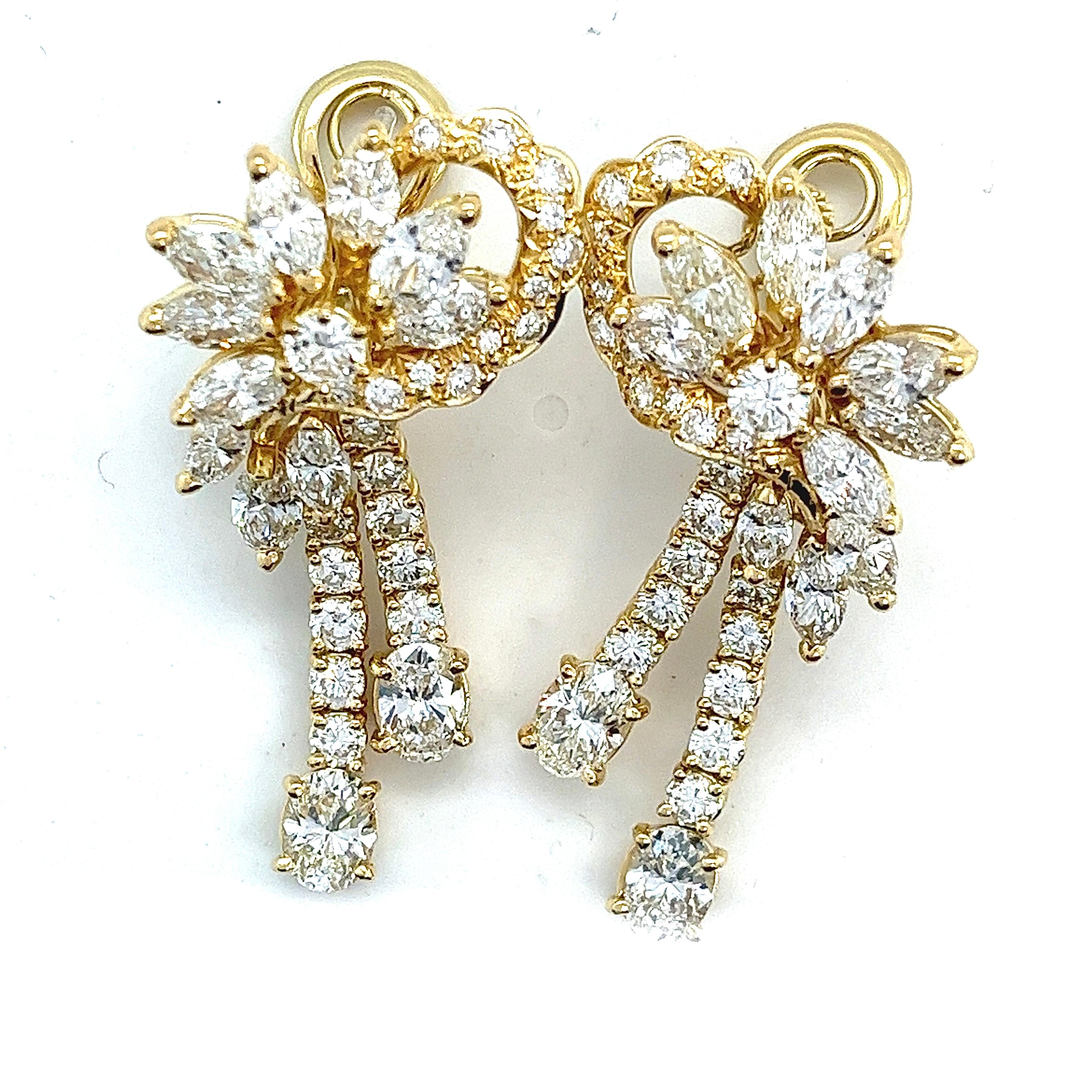 Vintage 11.75 Carats Diamond Cluster Dangle Earring, Circa 1980's, 18K For Sale 1