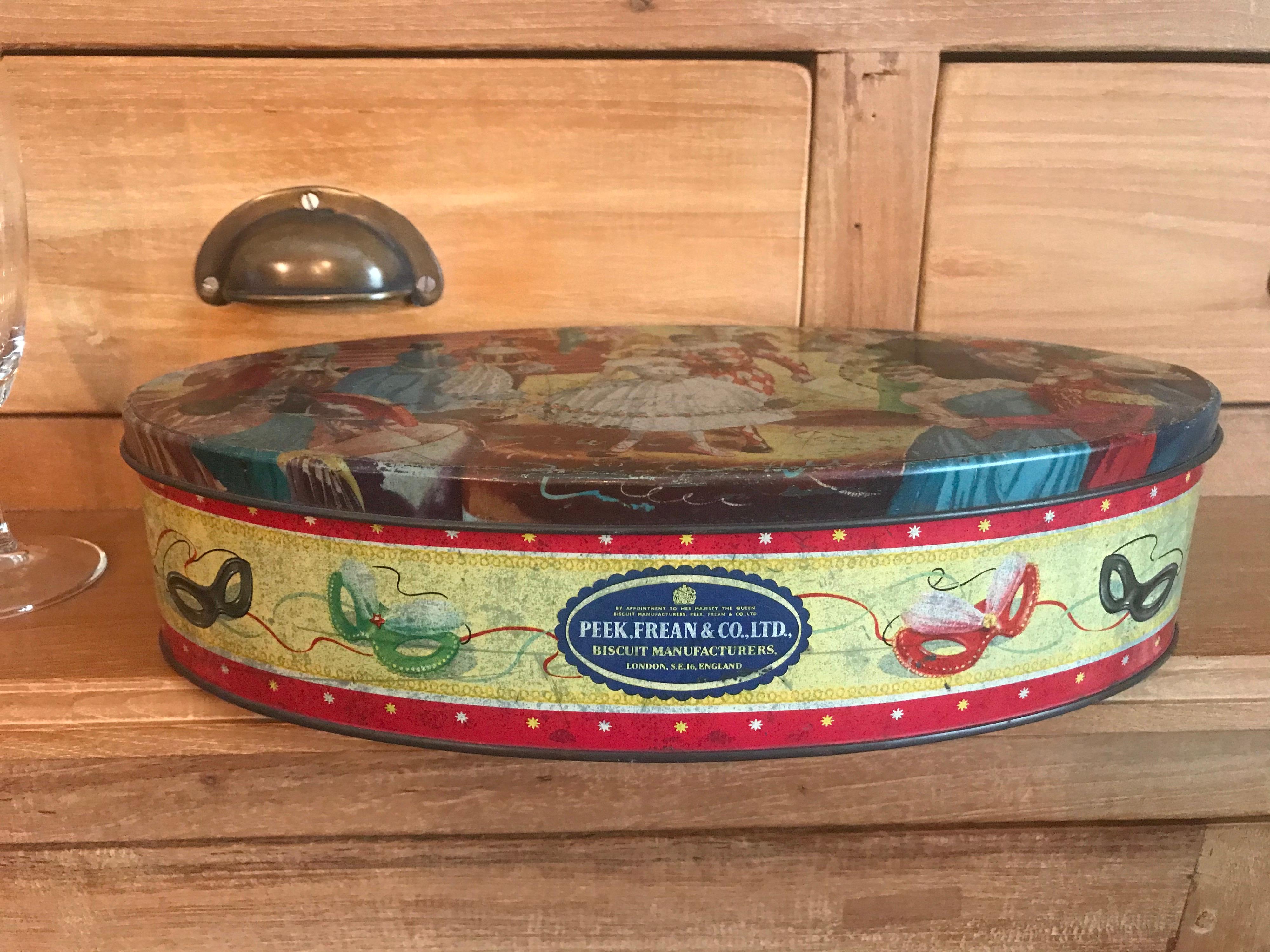  Oval Masquerade Ball Biscuit Tin , England , Mid-20th Century  In Good Condition For Sale In Antwerp, BE