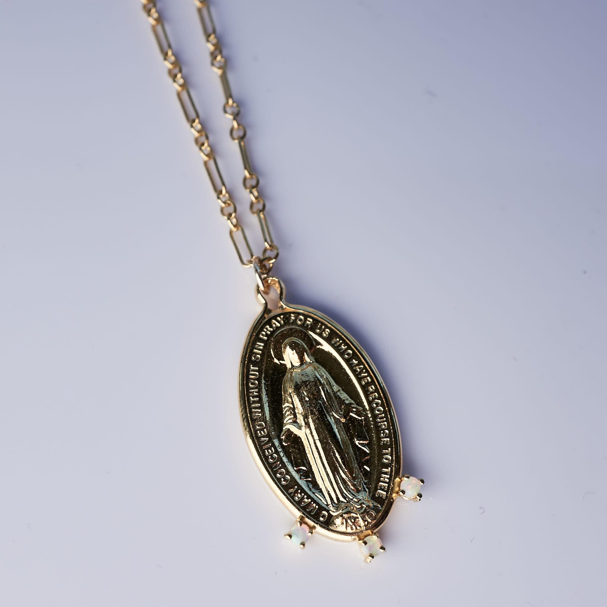 Ovale Medaille Kette Opal Halskette Jungfrau Maria vergoldet J Dauphin (Brillantschliff) im Angebot