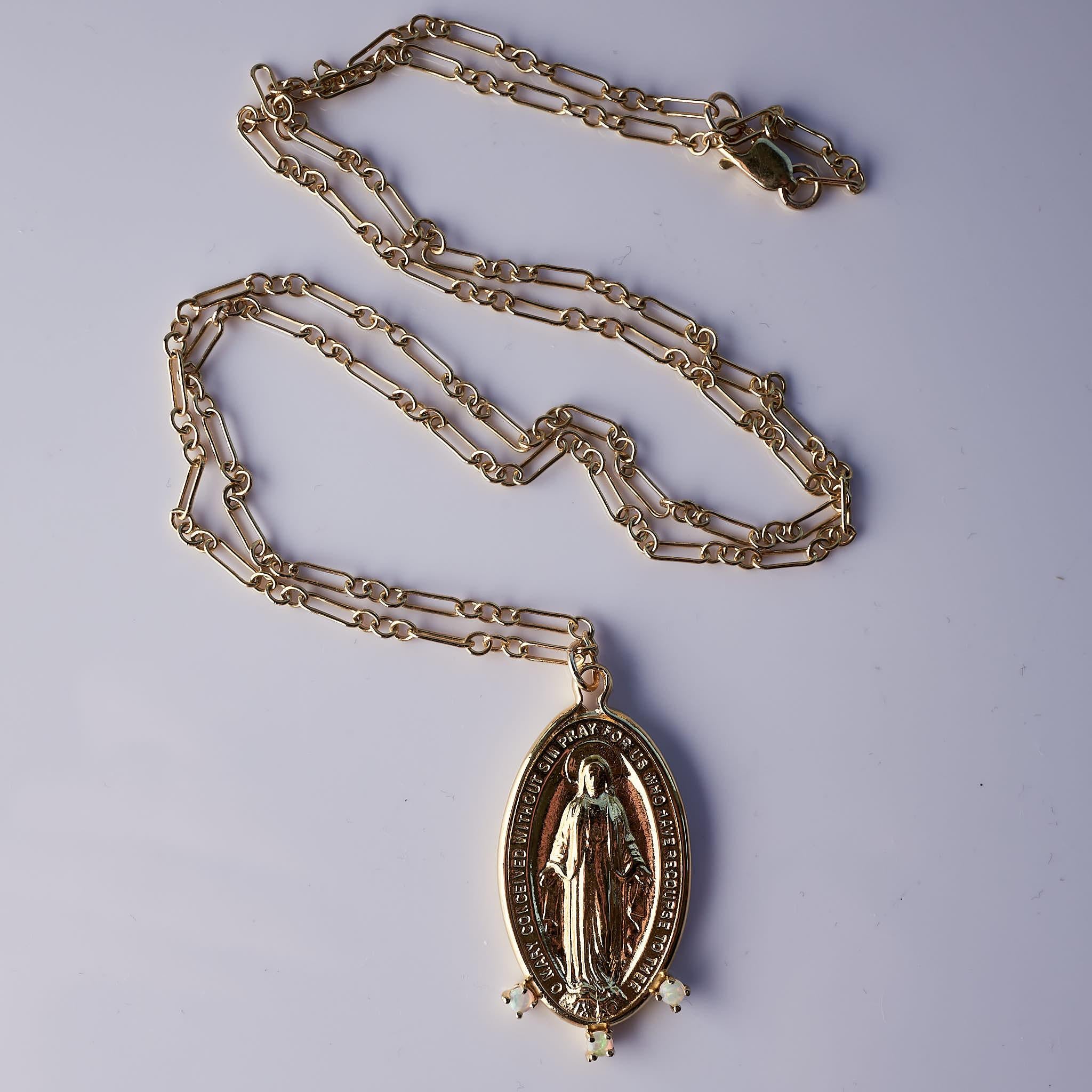 Ovale Medaille Kette Opal Halskette Jungfrau Maria vergoldet J Dauphin im Zustand „Neu“ im Angebot in Los Angeles, CA