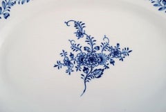 Oval Meissen Neuer Ausschnitt Serving Dish in Hand-Painted Porcelain