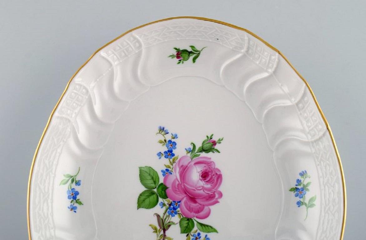 German Oval Meissen Pink Rose Bowl in Hand-Painted Porcelain with Gold Edge For Sale