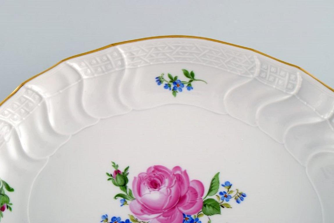 Oval Meissen Pink Rose Bowl in Hand-Painted Porcelain with Gold Edge In Excellent Condition For Sale In Copenhagen, DK