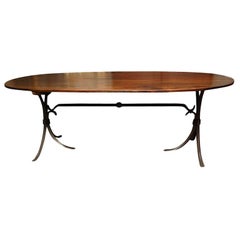 Ovaler Esstisch mit Metallgestell und Holzplatte