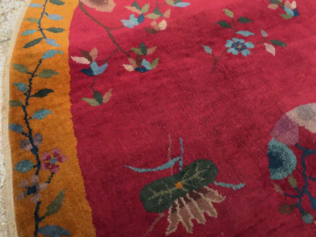 Ovaler handgefertigter chinesischer Art-déco-Akzentteppich in Rot und Goldenrod aus der Mitte des 20. Jahrhunderts im Zustand „Hervorragend“ im Angebot in New York, NY