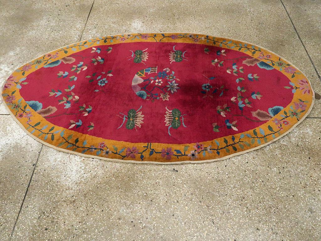 Ovaler handgefertigter chinesischer Art-déco-Akzentteppich in Rot und Goldenrod aus der Mitte des 20. Jahrhunderts (Wolle) im Angebot