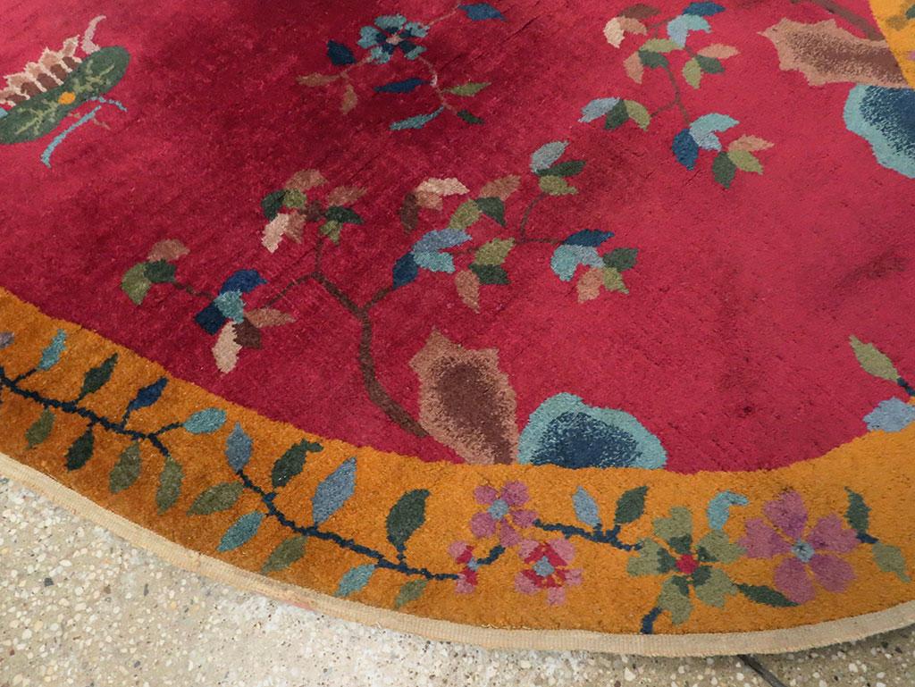 Lana Tappeto ovale di metà Novecento fatto a mano in stile Art Deco cinese in rosso e verderame in vendita