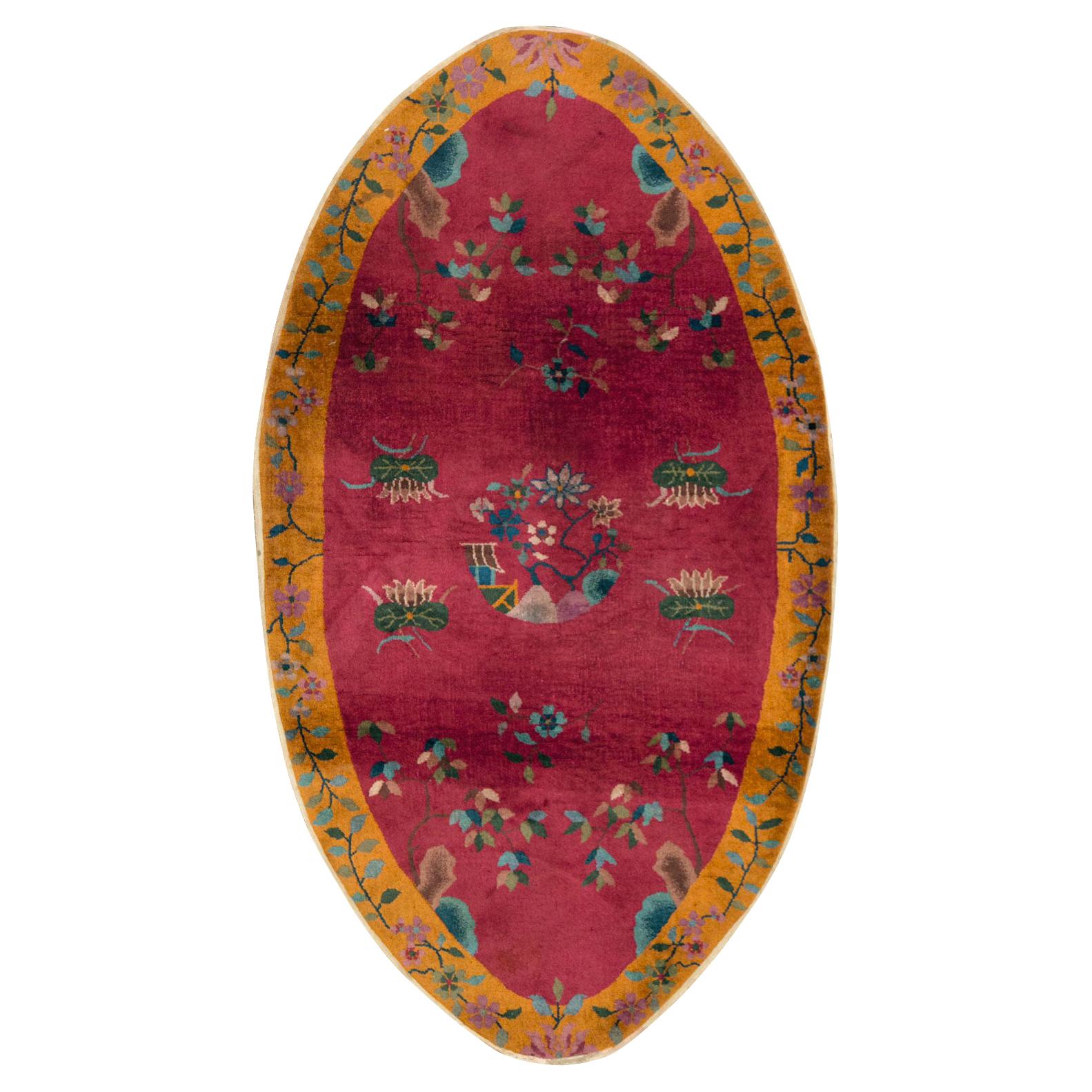 Ovaler handgefertigter chinesischer Art-déco-Akzentteppich in Rot und Goldenrod aus der Mitte des 20. Jahrhunderts im Angebot