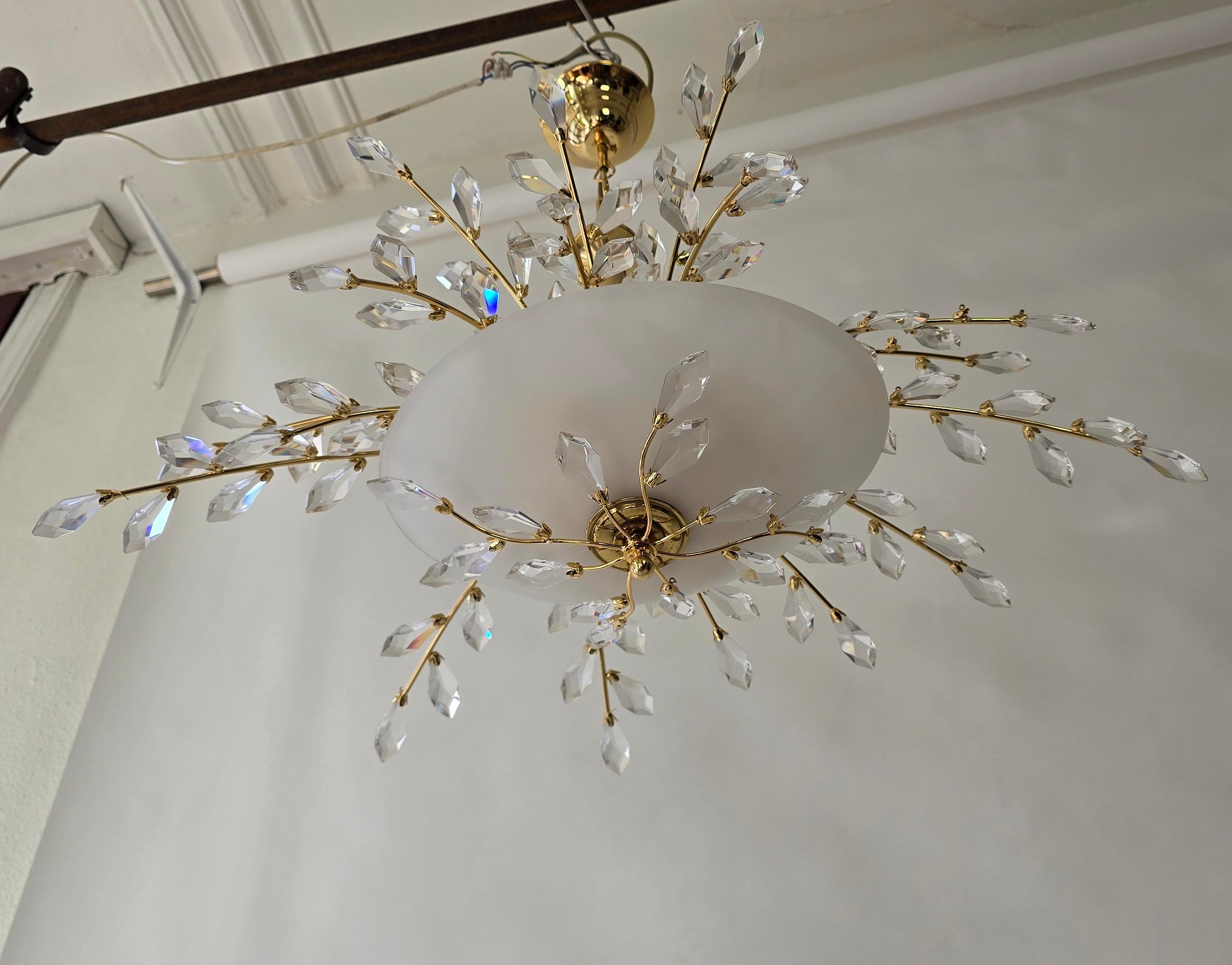 Oval Mid-Century Chandelier in Brass, Crystal and Opaline Glass – 1970s In Good Condition For Sale In Antwerp, BE