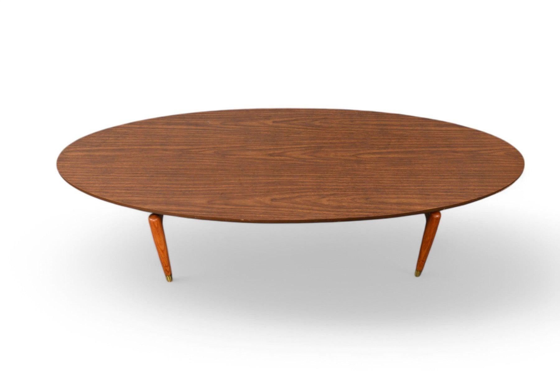 Origine: USA
Designer: Stanley Furniture
Produttore: Sconosciuto
Epoca: 1963
Materiali: Oak, Laminato (piano)
Misure: 59,75″ di lunghezza, x 23,5