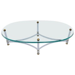 Table basse ovale moderne du milieu du siècle dernier avec plateau en verre et cadre chromé, accents en laiton