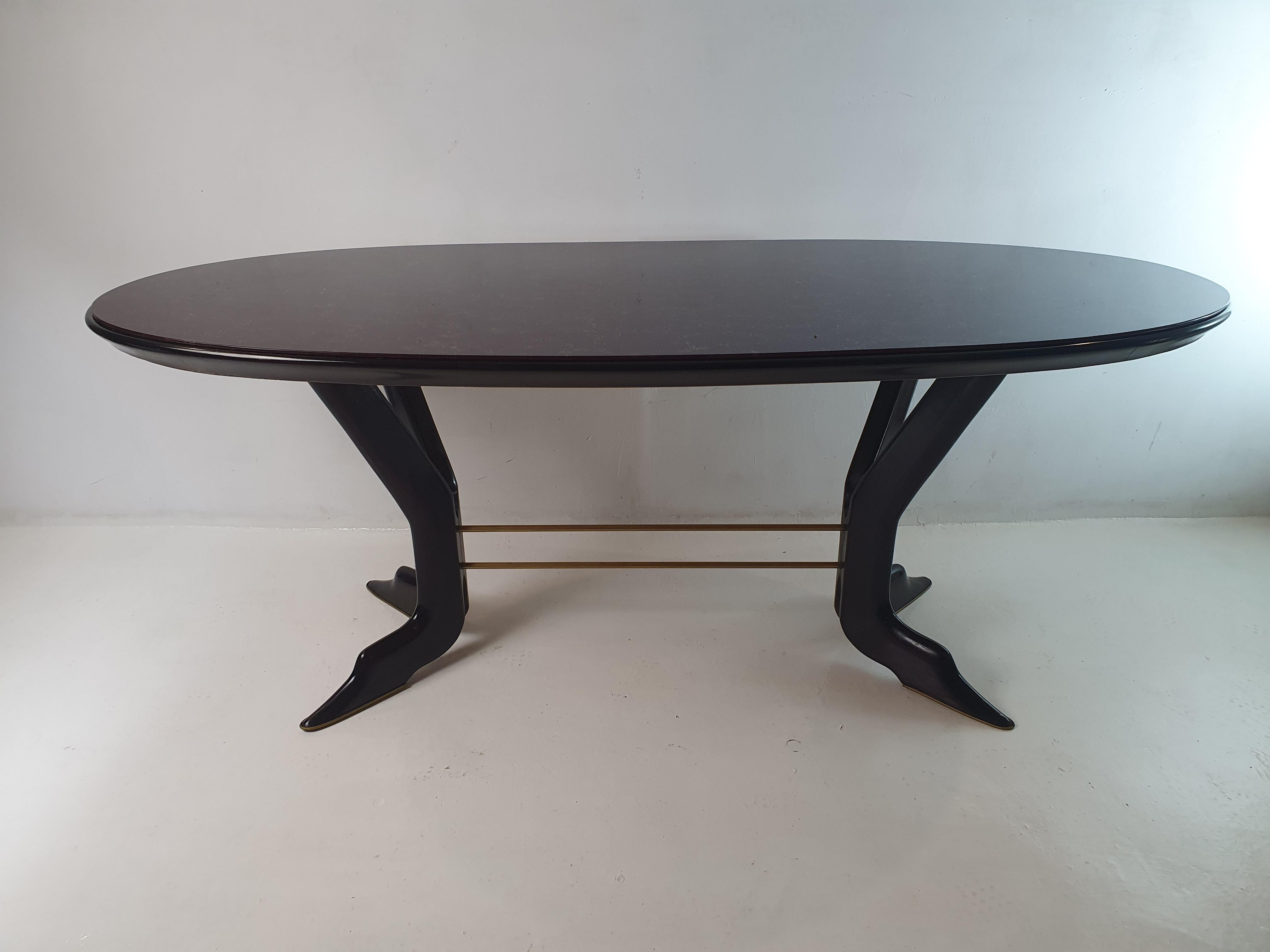 Wunderschöner ovaler Esstisch mit organischem Design und einer Glasplatte mit Goldmuster. Produziert in Italien in den 1950er Jahren. Die Form der Beine haben höchste Handwerkskunst sind verbunden, um den Tisch sehr stabil zu machen. Von unserer