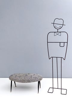 Puf ovalado vintage con tapicería de tela blanca y negra by Dedar