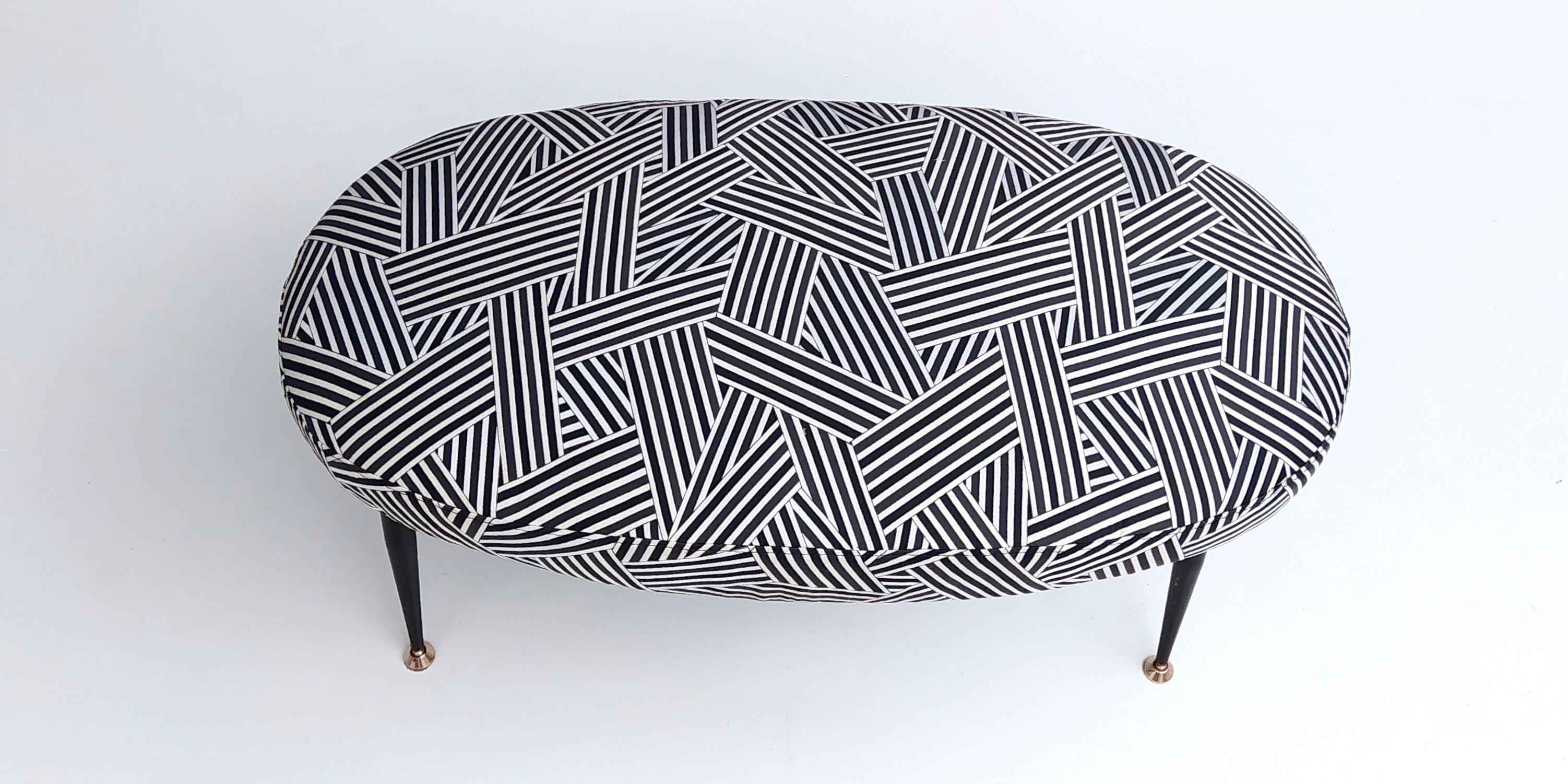 Vintage Oval Pouf with Black and White Fabric Upholstery by Dedar In Excellent Condition In Bresso, Lombardy