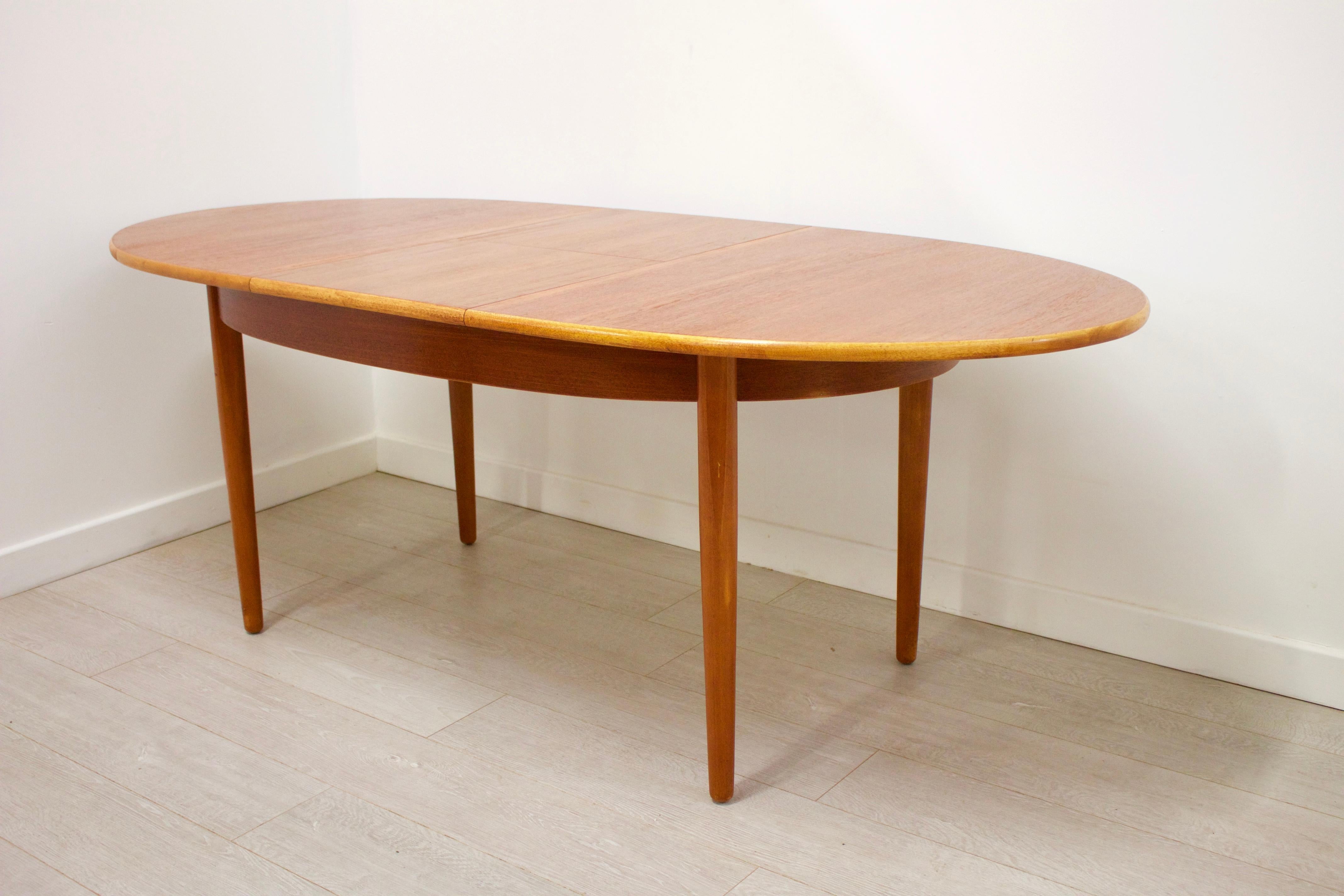 - Midcentury round extending dining table.
- Made from teak and teak veneer
- Extended width 200 cm.
