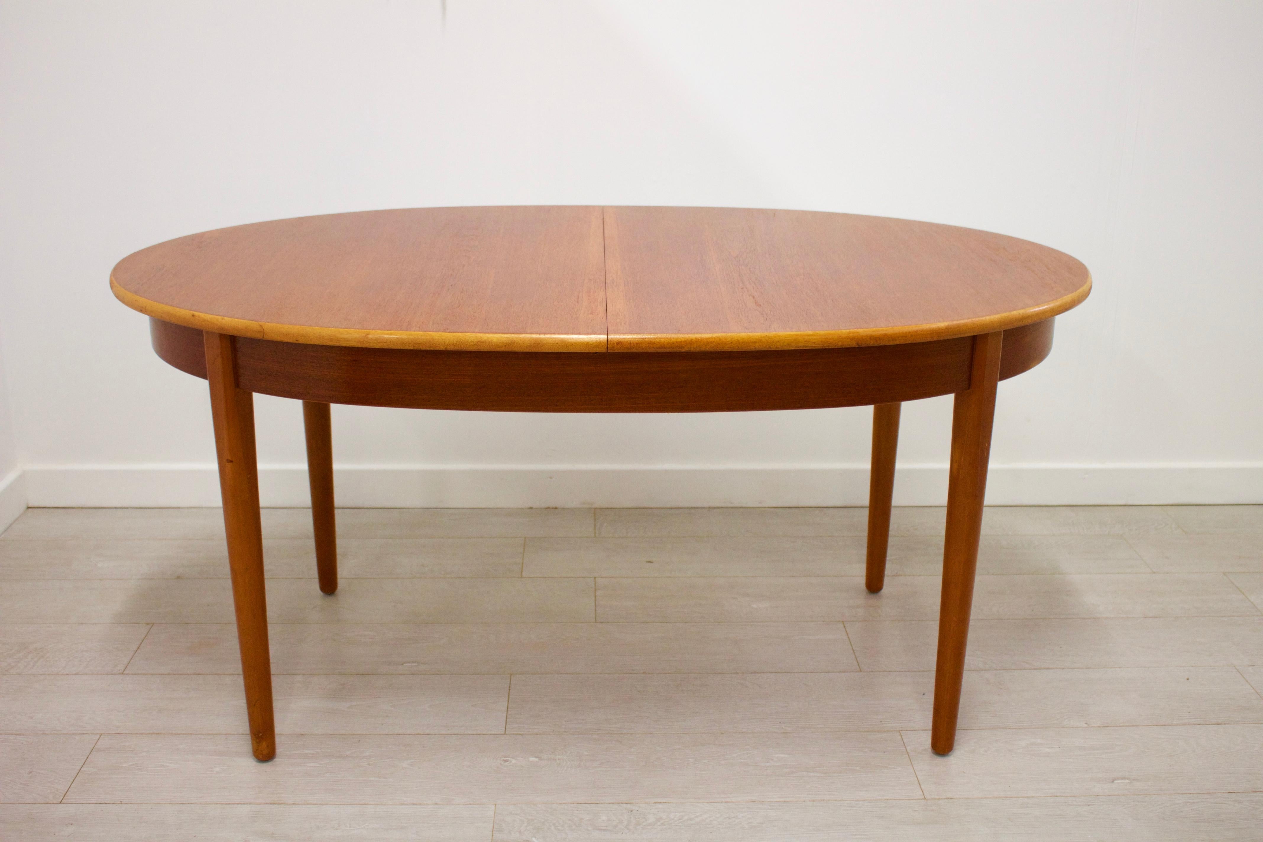Oval Midcentury Teak Dining Table, 1960s In Good Condition In South Shields, Tyne and Wear
