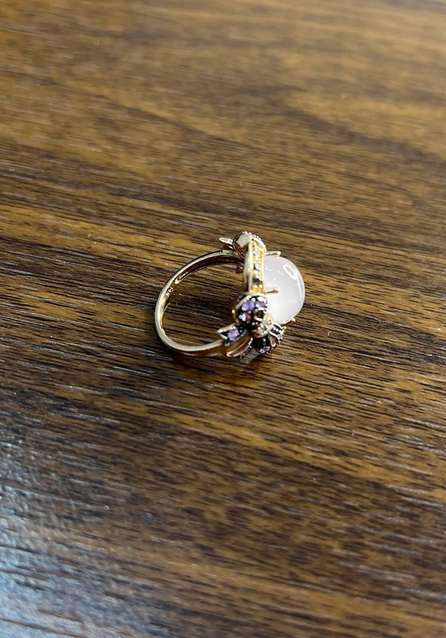 Oval Milky White Cabochon Agate Chalcedony Multi-Color Gemstone Gold Ring In New Condition For Sale In Oakton, VA