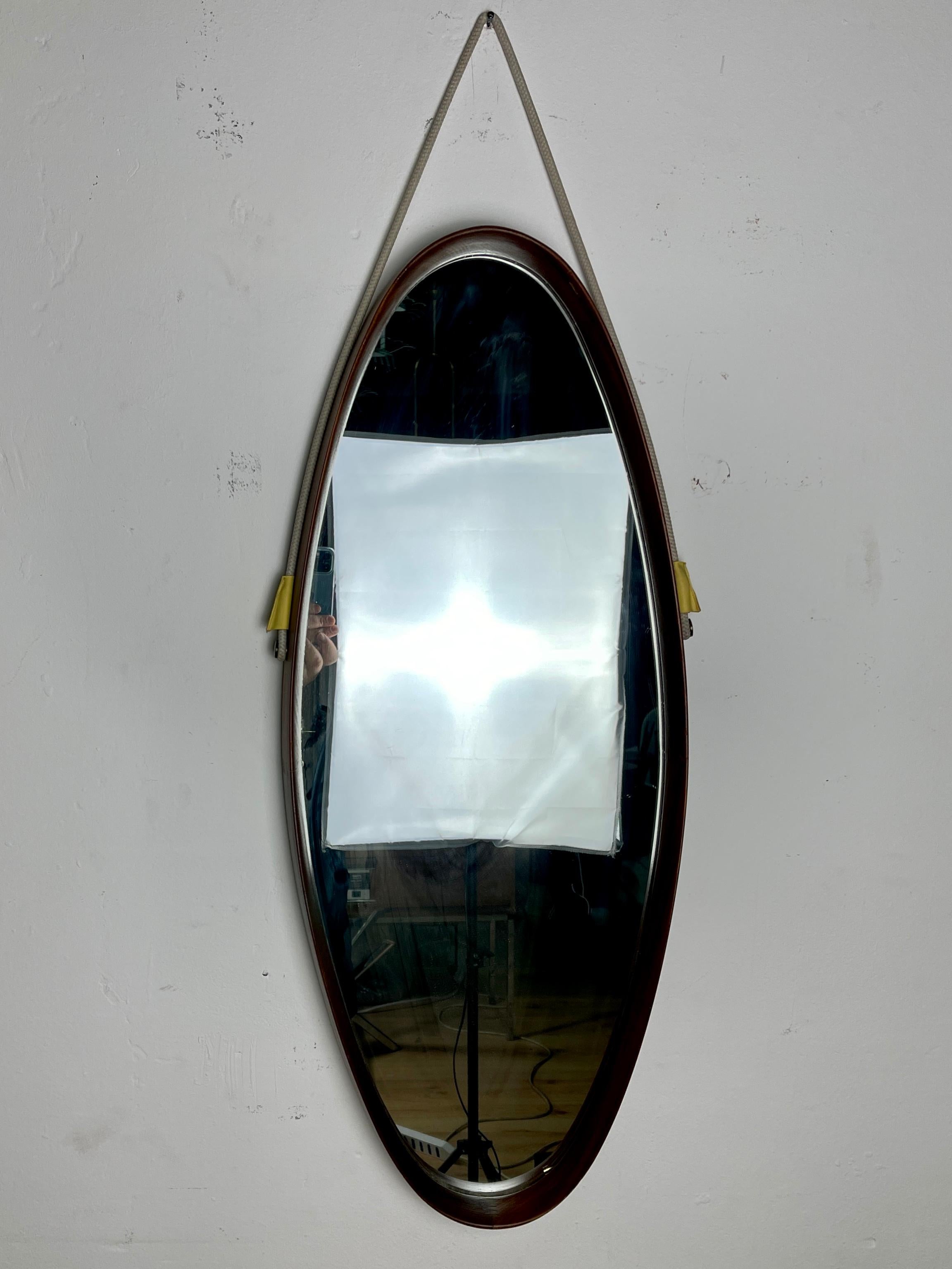Oval mirror made in Italy from the 1970s attributable to Campo e Graffi for Graffi Home.