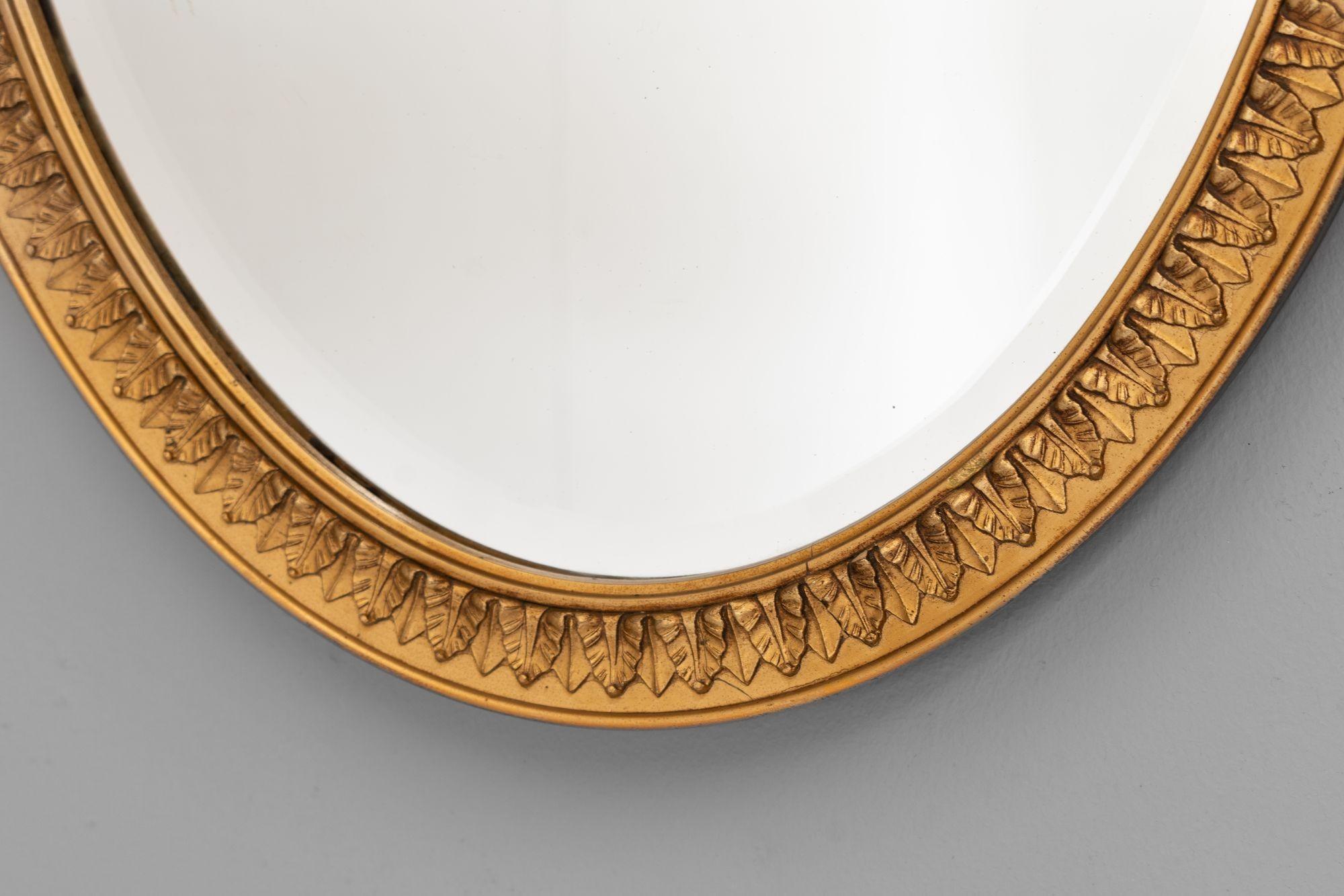 Specchio ovale con cornice dorata e lastra smussata originale. K.K. circa 1930.

H. 62cm x L. 41cm x P. 4cm

Contattaci per un preventivo di spedizione accurato.
