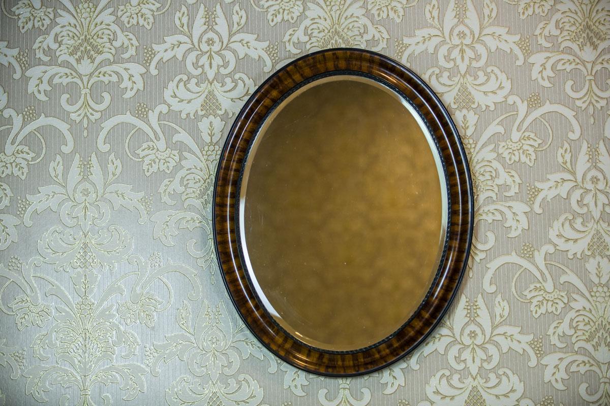 We present you this wall mirror in a smooth wooden frame.
The simple form of the frame is varied only by the graining of the veneer and a delicate ornamentation around it.
The mirror is crystal and filleted.

Presented item is in very good
