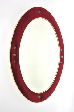 Espejo ovalado de terciopelo granate con detalles de latón, Moderno de mediados de siglo, España Años 50
