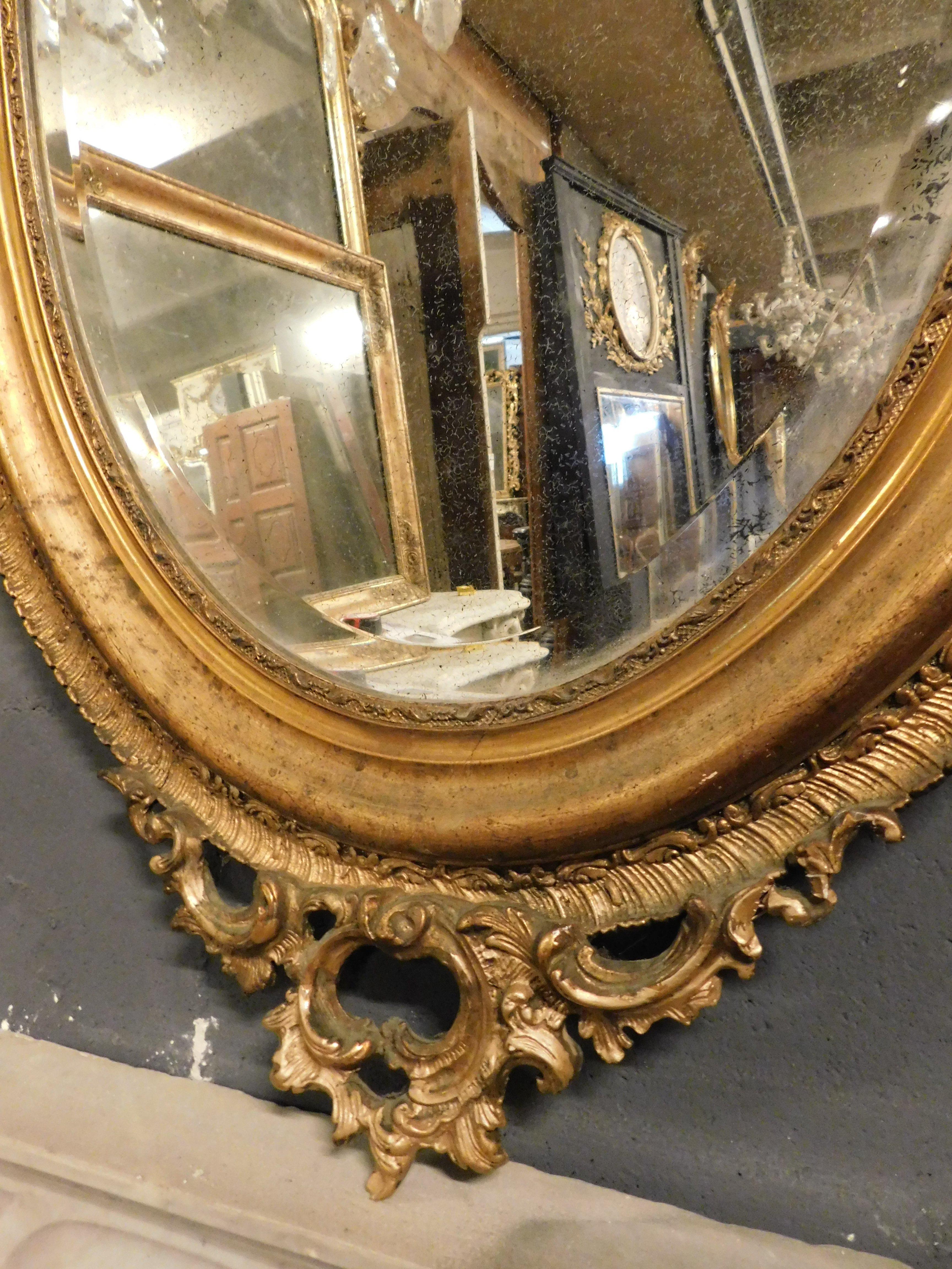 Oval mirror in gilded wood with carved cymatium, France In Good Condition In Cuneo, Italy (CN)