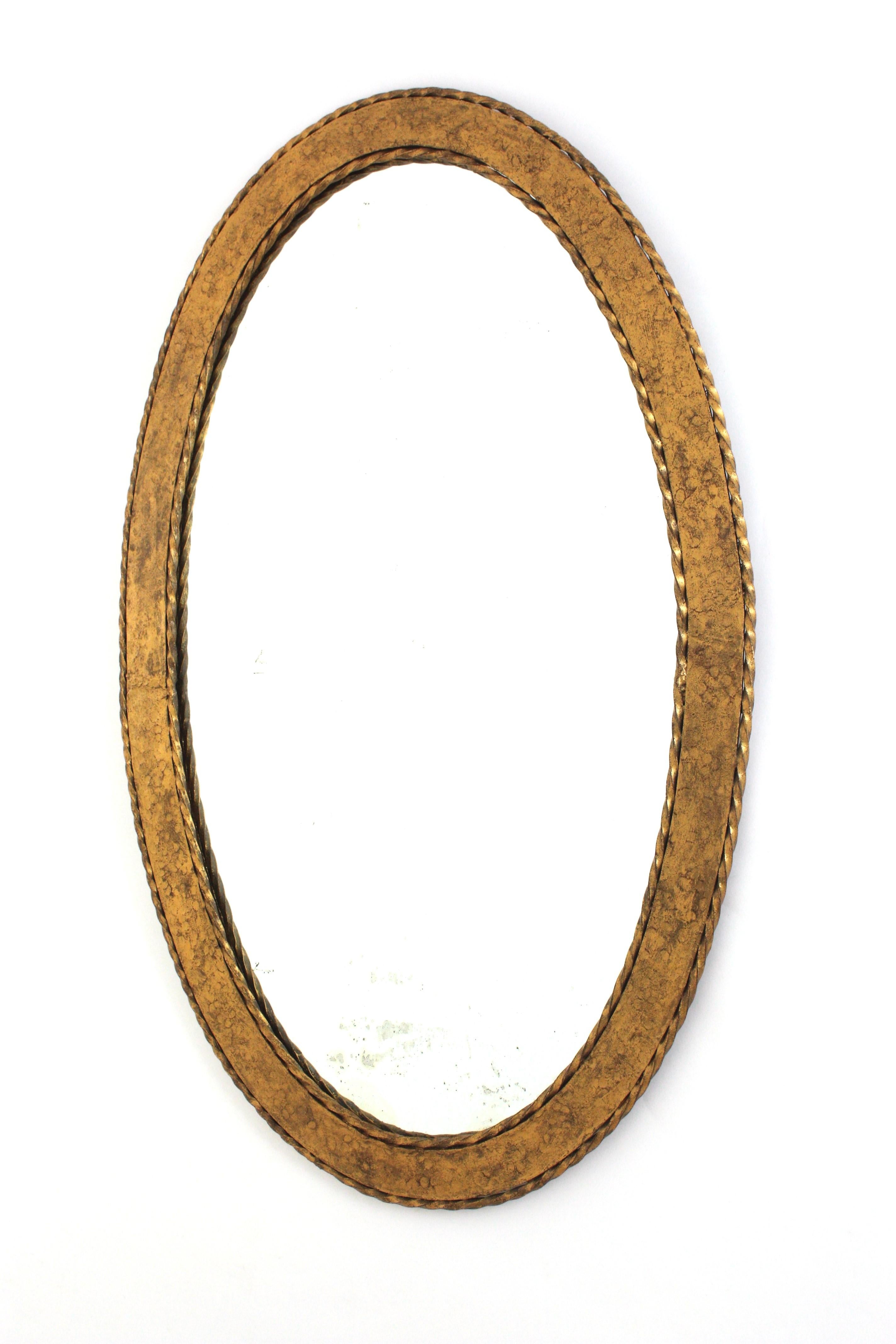 Miroir ovale en fer forgé doré, Espagne, années 1950 3