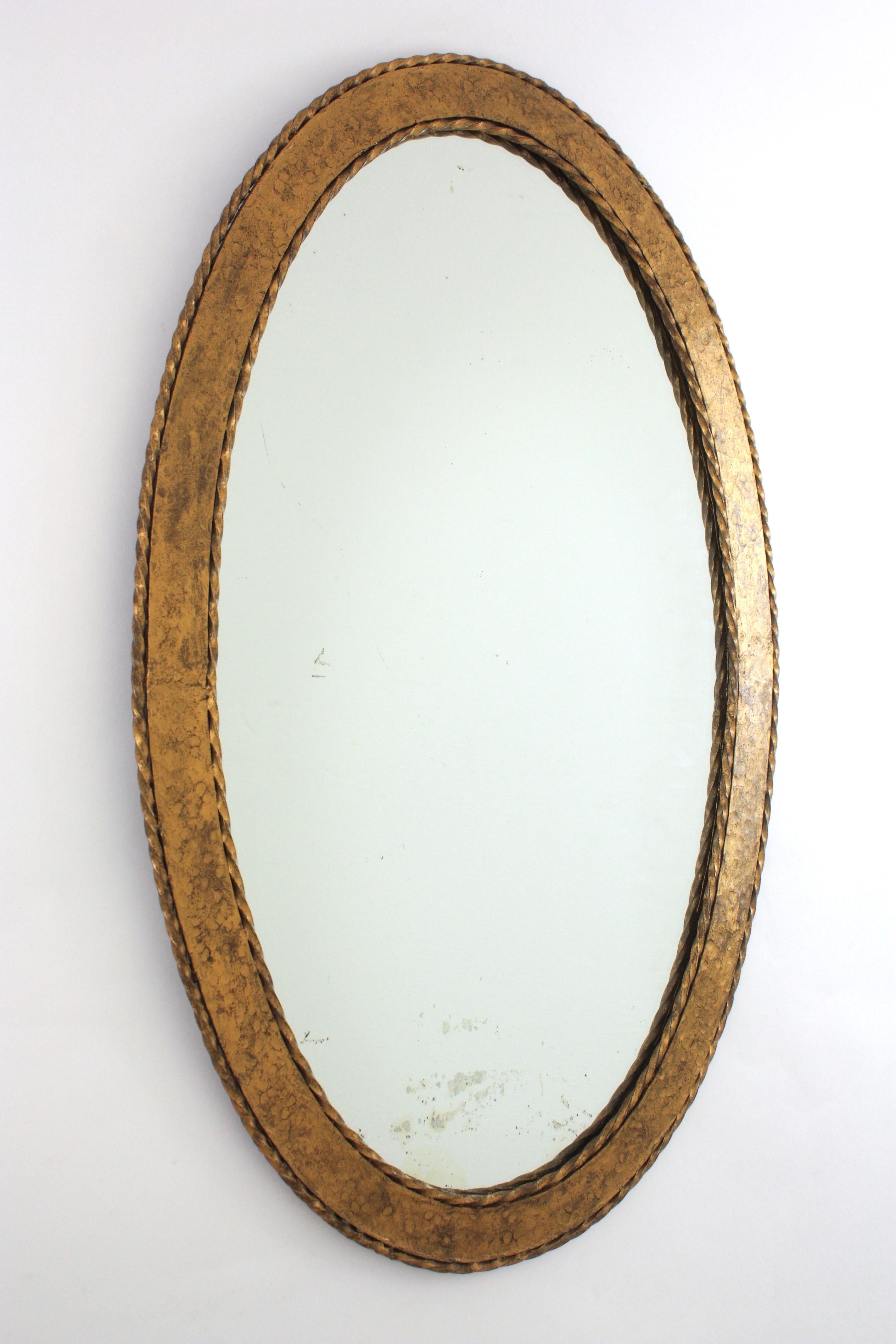 Mid-Century Modern Miroir ovale en fer forgé doré, Espagne, années 1950