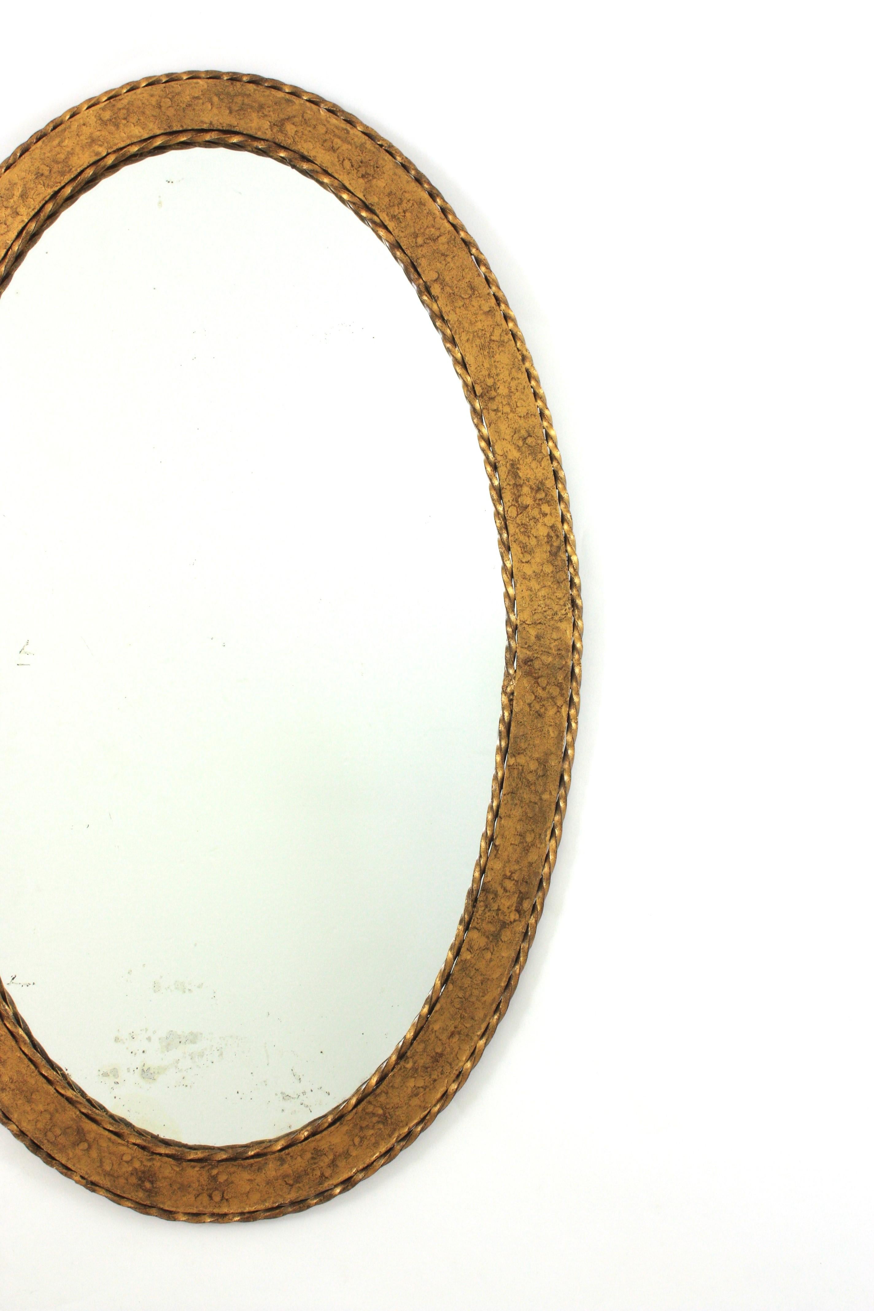 20ième siècle Miroir ovale en fer forgé doré, Espagne, années 1950