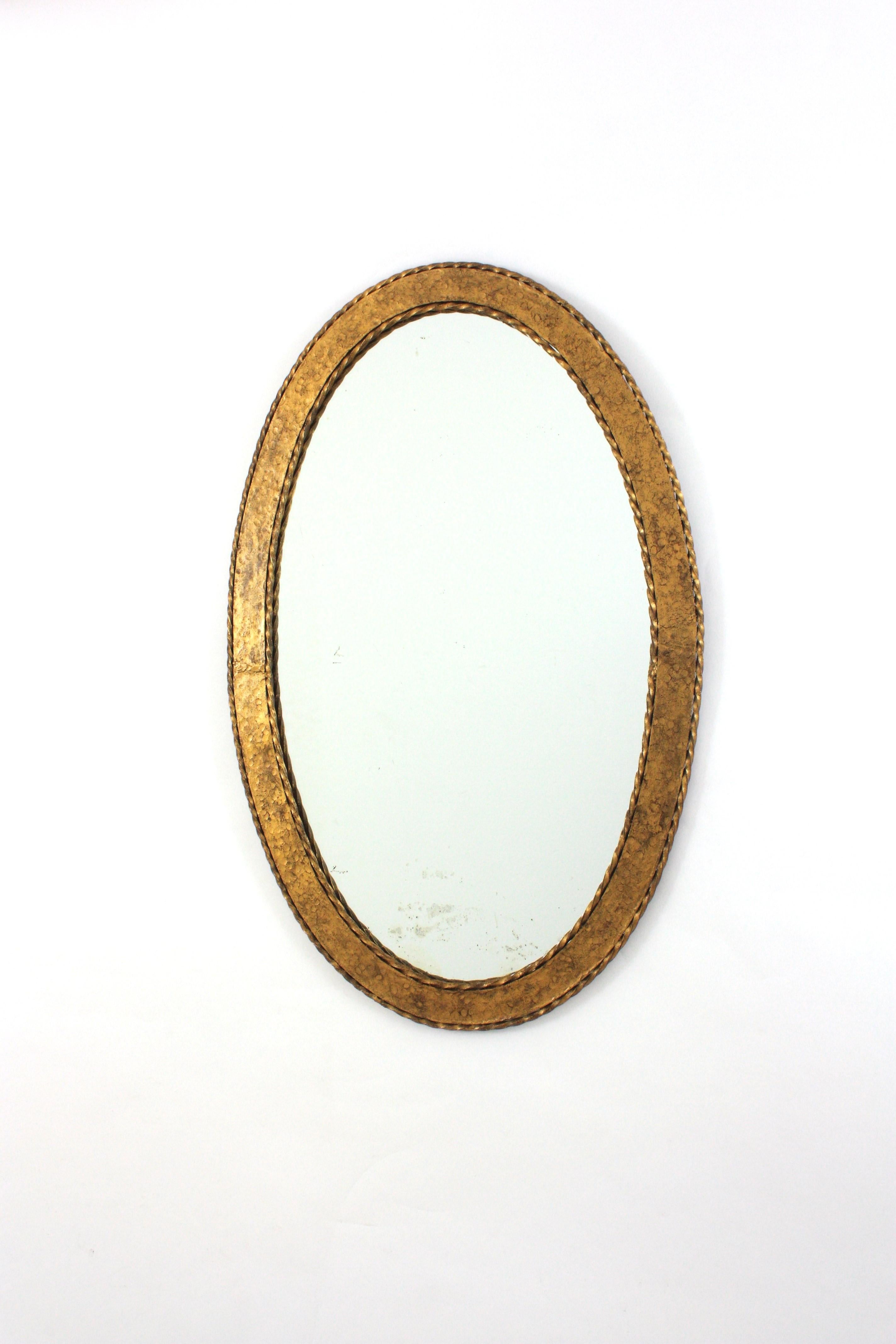 Fer forgé Miroir ovale en fer forgé doré, Espagne, années 1950