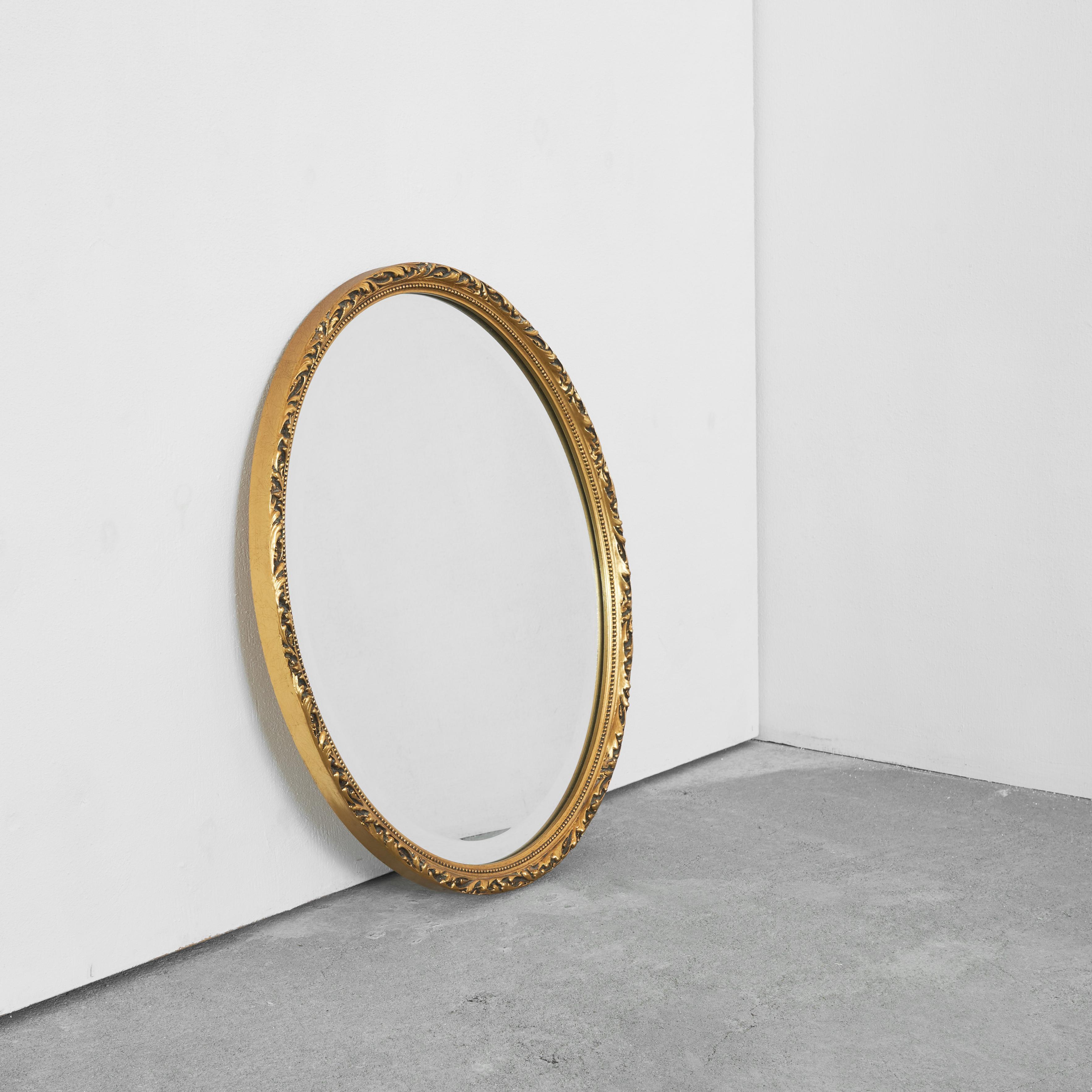Miroir ovale en bois peint en or, années 1960.

Merveilleux et élégant miroir ovale en bois peint en or avec une plaque de miroir à facettes. De superbes détails et un design très raffiné. Une peinture dorée brillante après toutes ces années et un